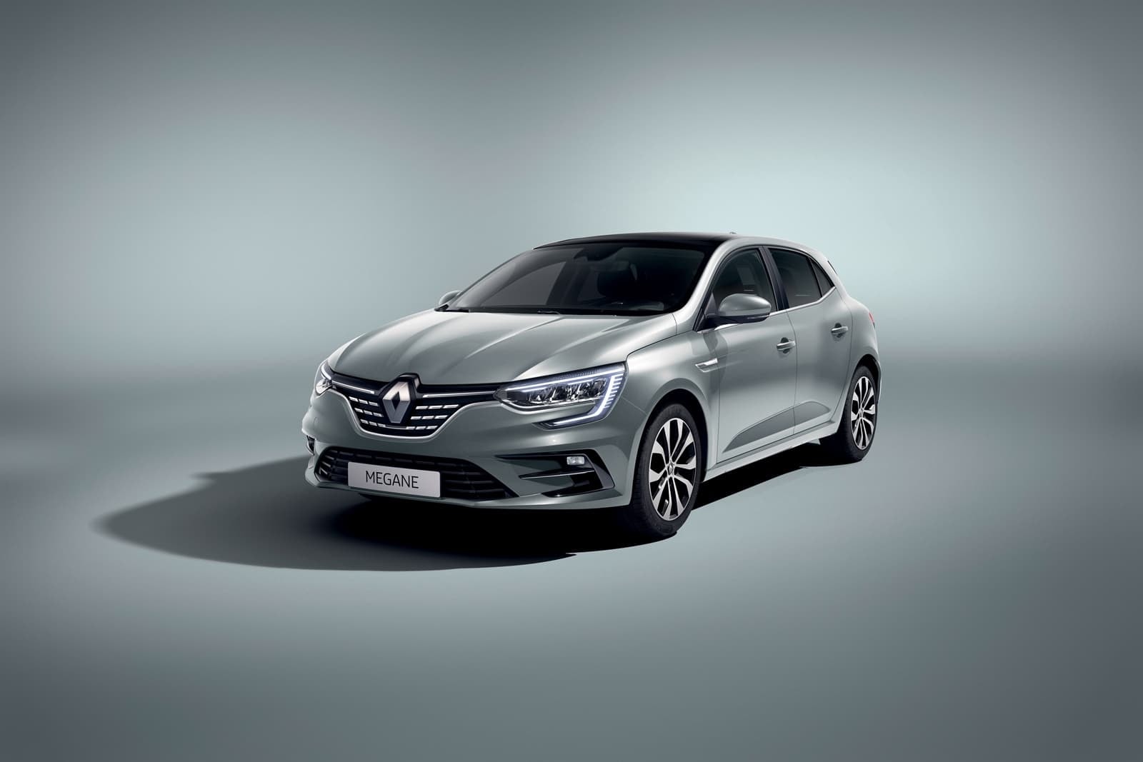 Vista frontal del Renault Mégane en color gris, diseño refinado