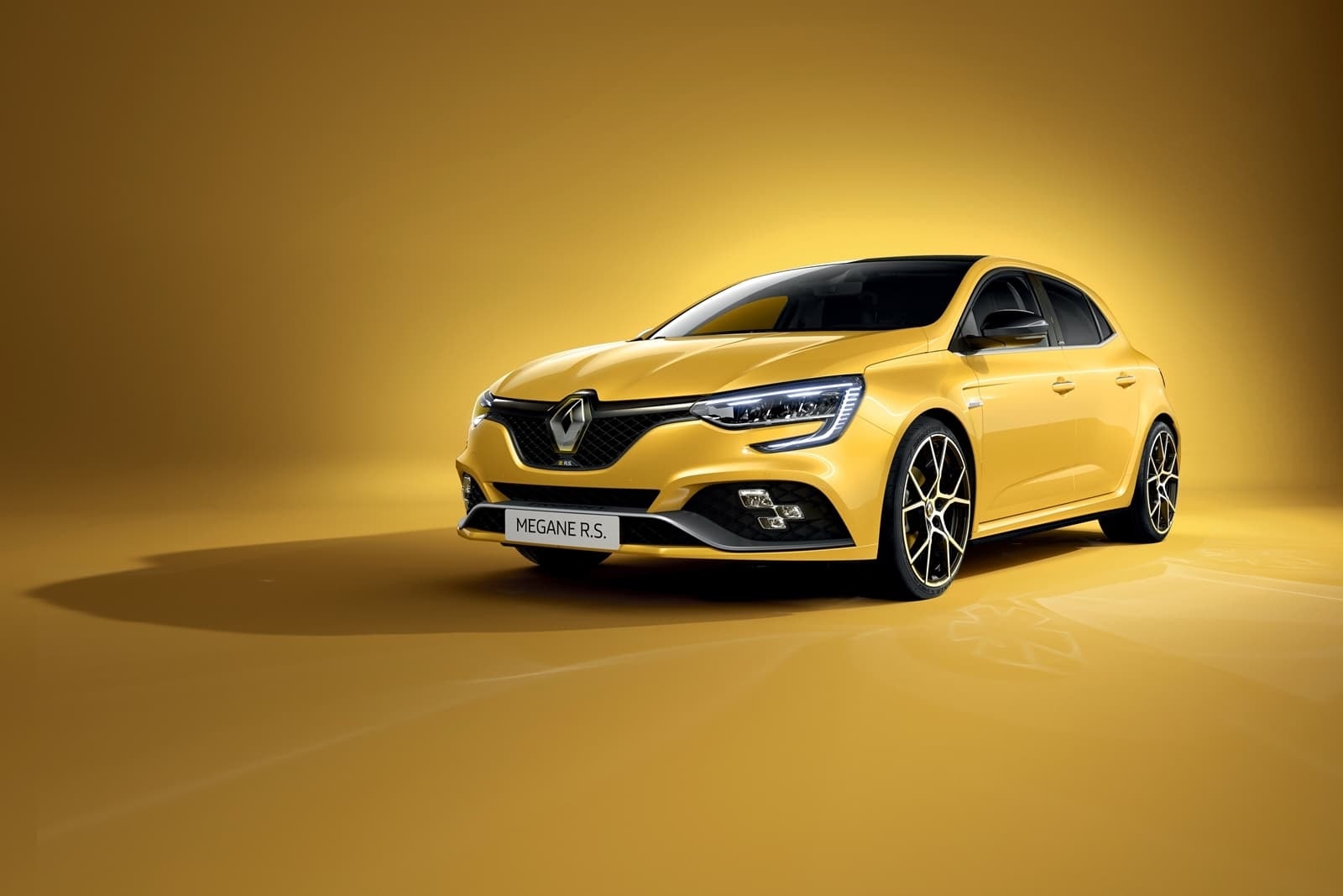 Imagen del Renault Mégane en gris, mostrando su diseño frontal y lateral.