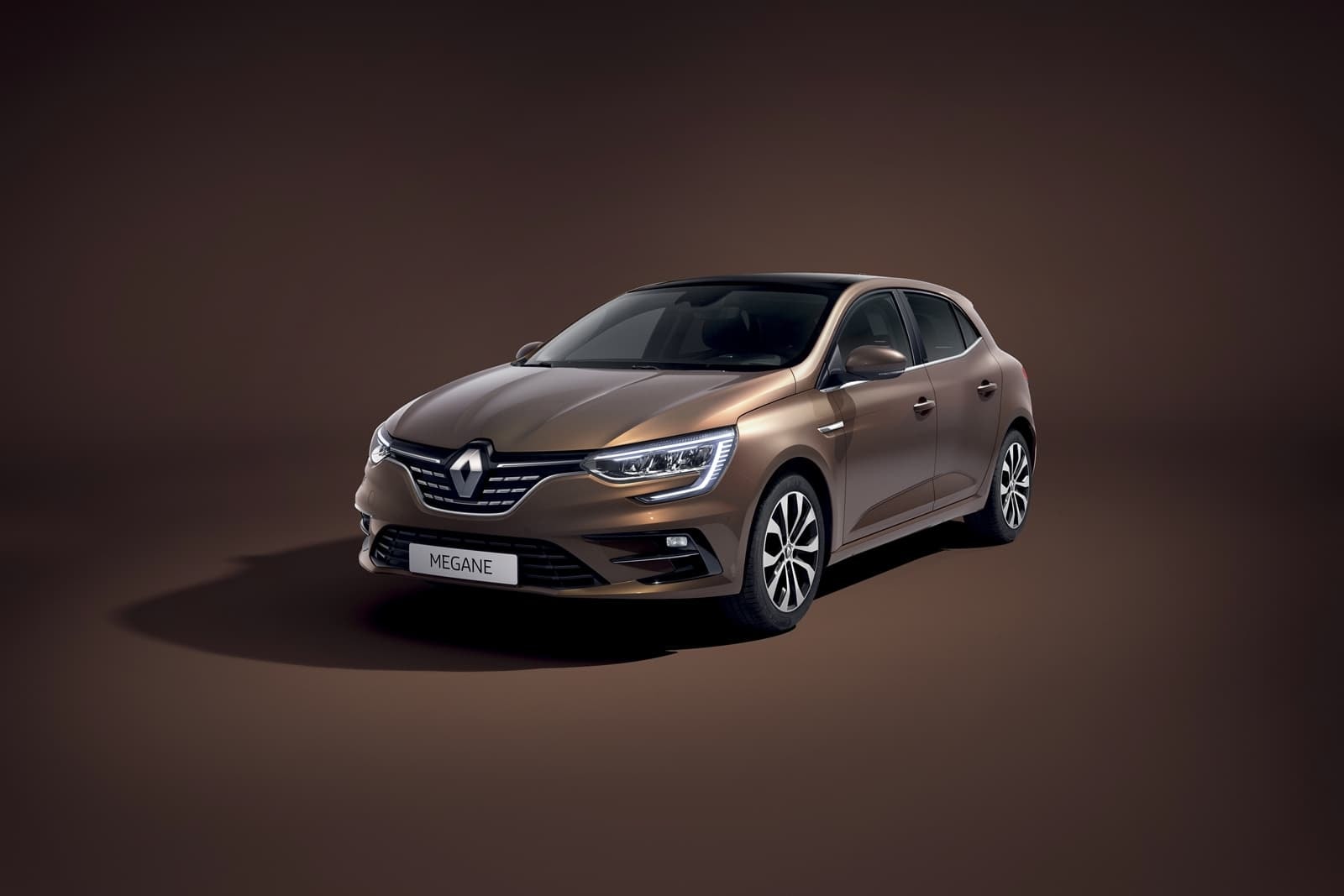 El Renault Mégane en tono marrón muestra su estilo europeo sofisticado