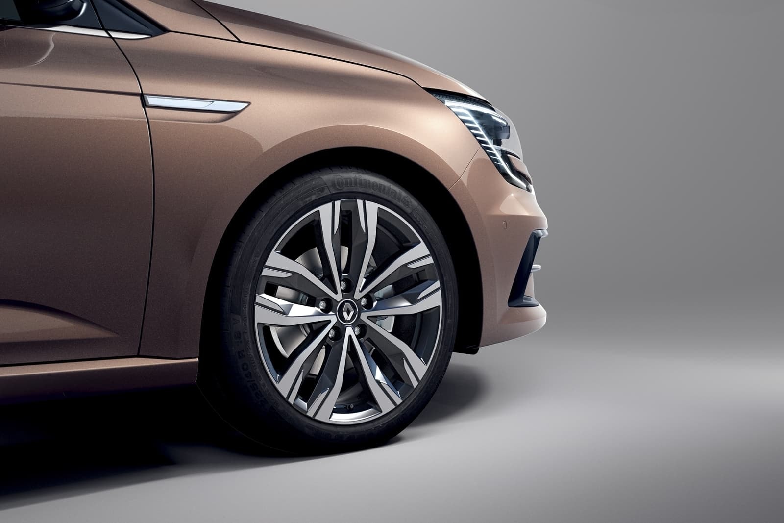 Llanta de aleación con diseño dinámico que muestra la calidad del Renault Mégane.