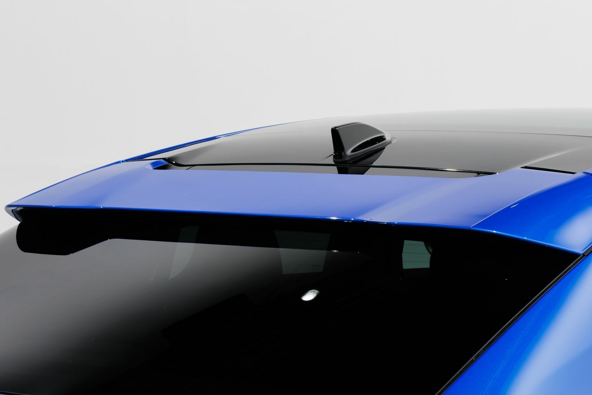 Imagen del alerón trasero del Renault Rafale que destaca su aerodinamismo.