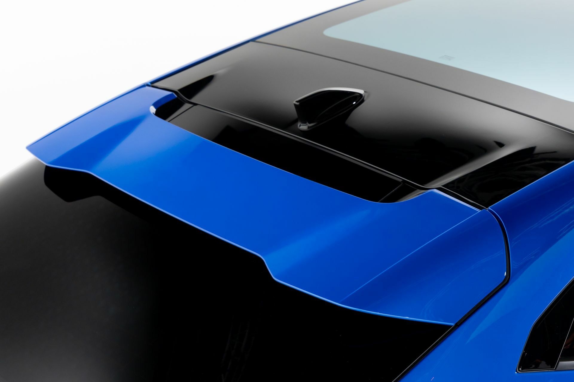 Ala trasera que mejora la aerodinámica y añade un toque deportivo.