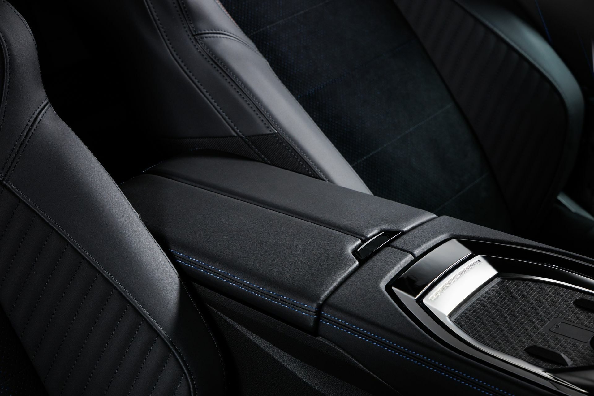 Vista del apoyabrazos central con acabados premium en el Renault Rafale.