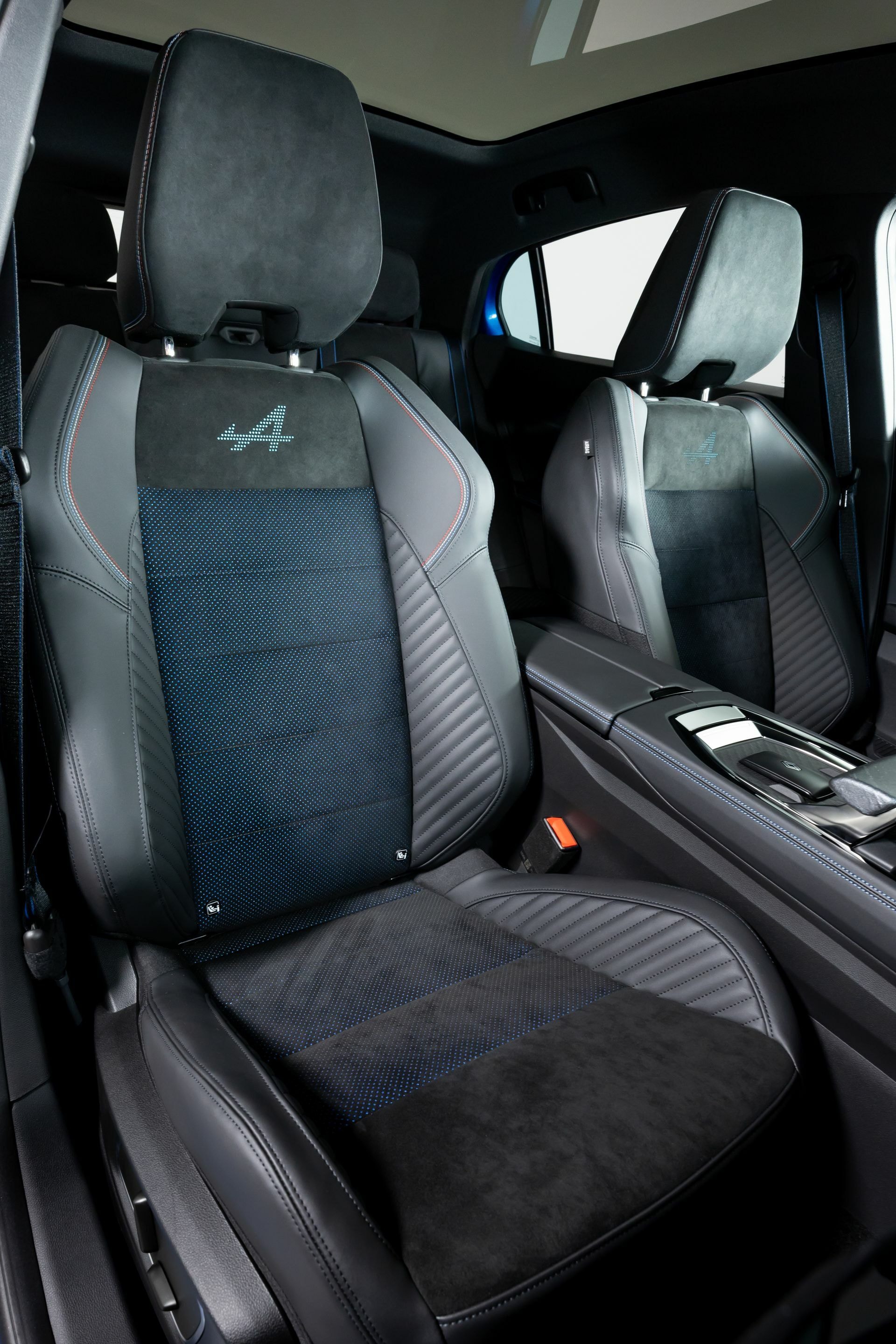 Asientos delanteros con diseño ergonómico y acabados premium.