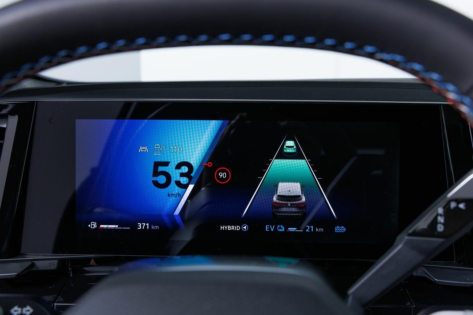 Sistema de asistencia a la conducción con visualización de vehículos cercanos.