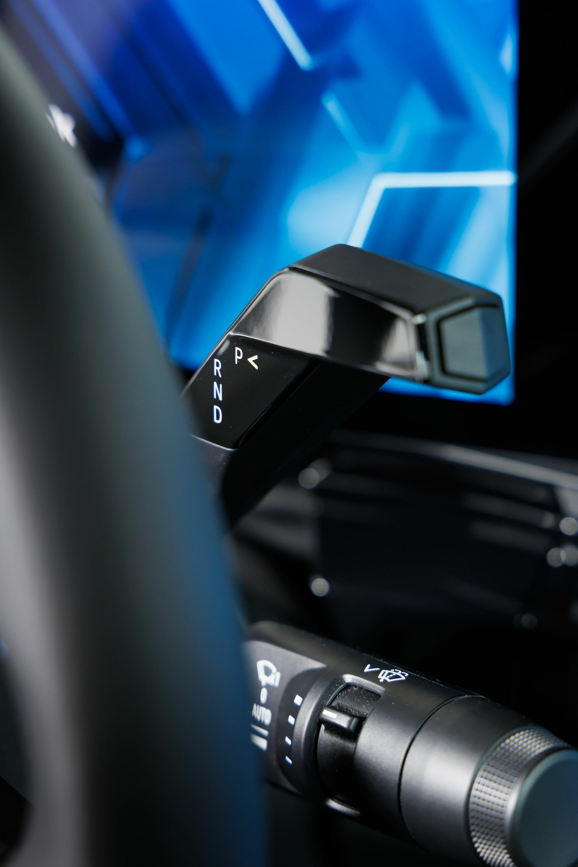 Comandos de luces y ajustes con tecnología de punta al alcance del conductor.