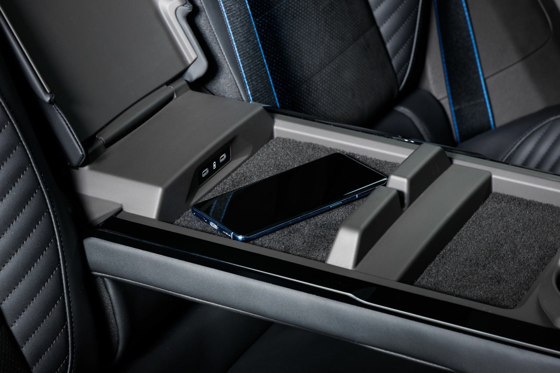 Detalle de compartimentos de la consola con accesibilidad mejorada.