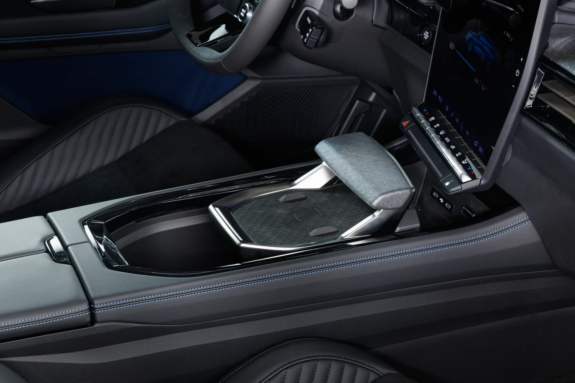 Consola central con detalles de calidad y diseño ergonómico.