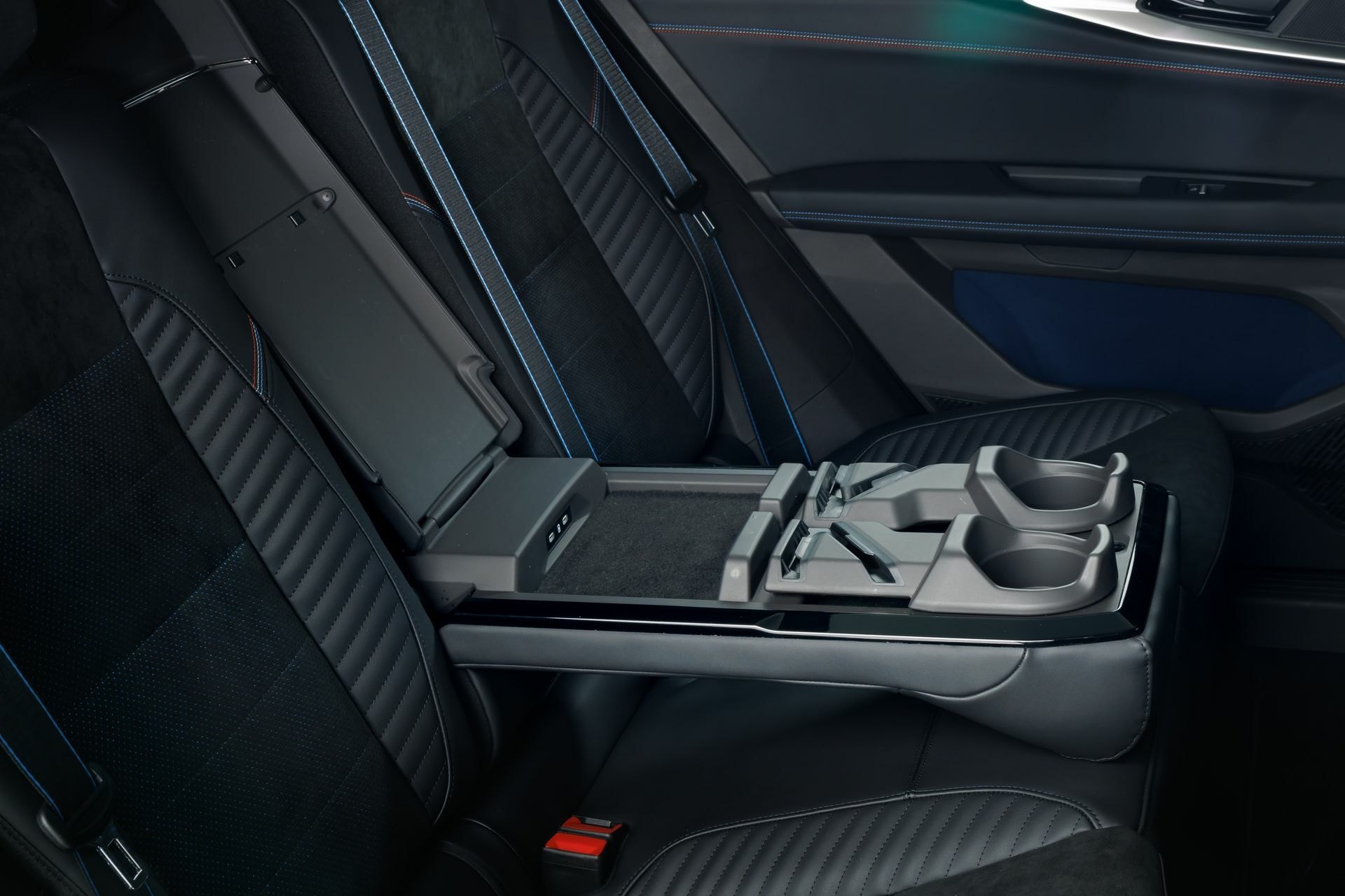 Vista de la consola central moderna y elegante.