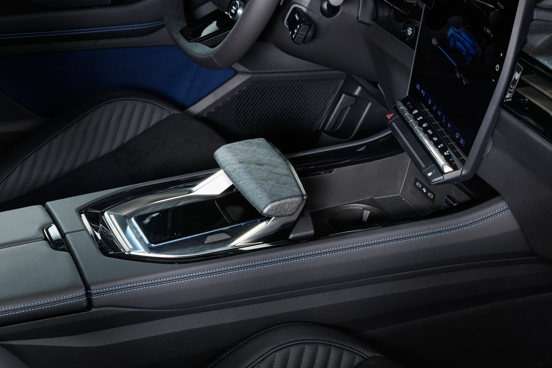 Elegante consola central con acabados metalizados en el Renault Rafale.