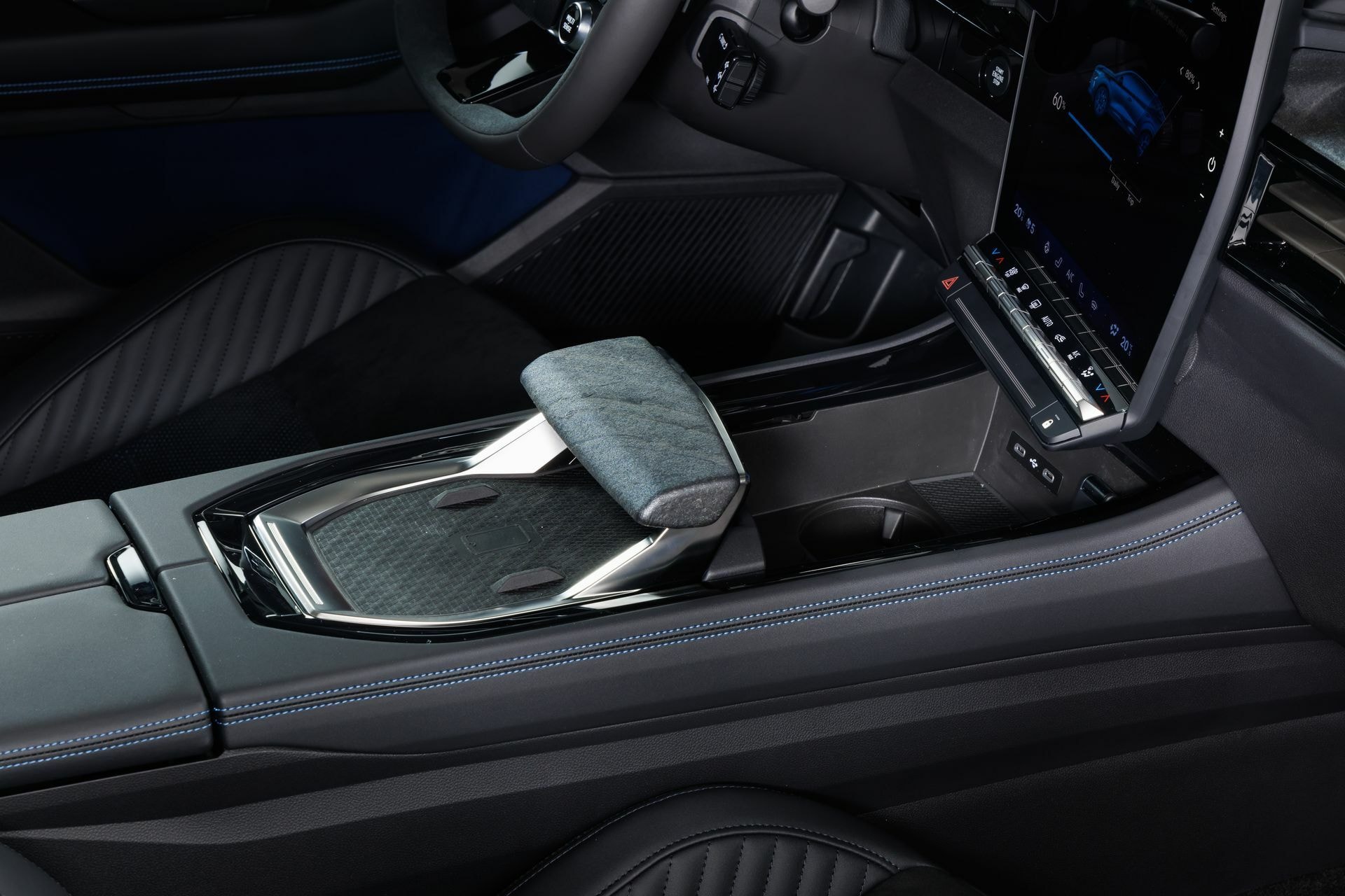 Vista similar a la anterior destacando la estética de la consola central.