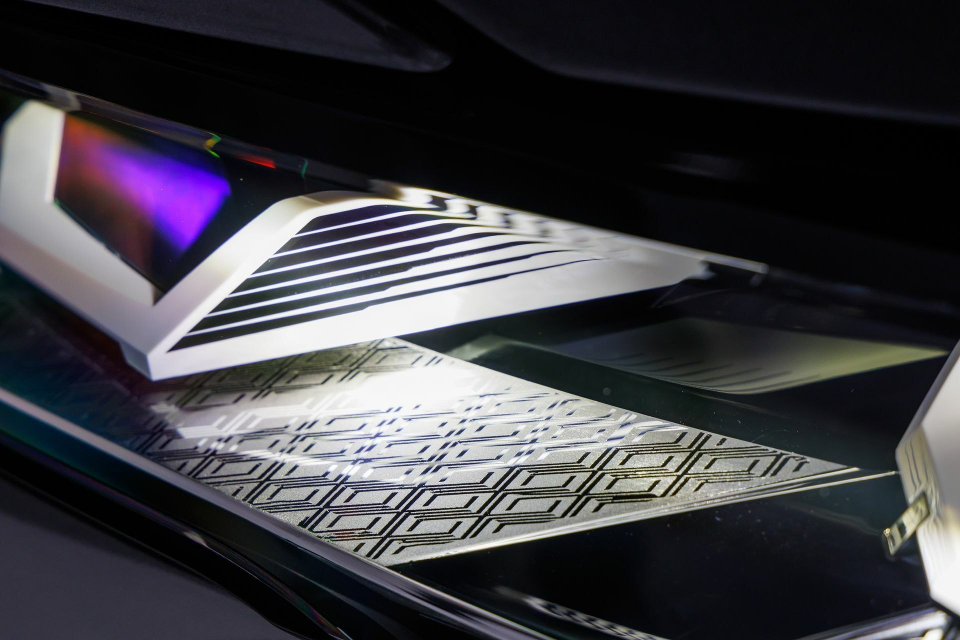 Iluminación LED sofisticada en la parte interna del vehículo.