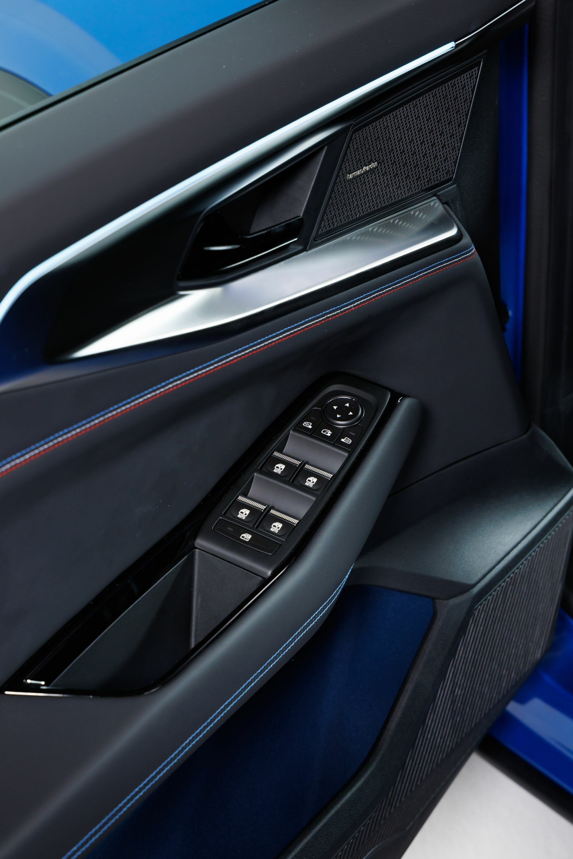 Controladores de ventana y detalles de diseño en panel de la puerta.