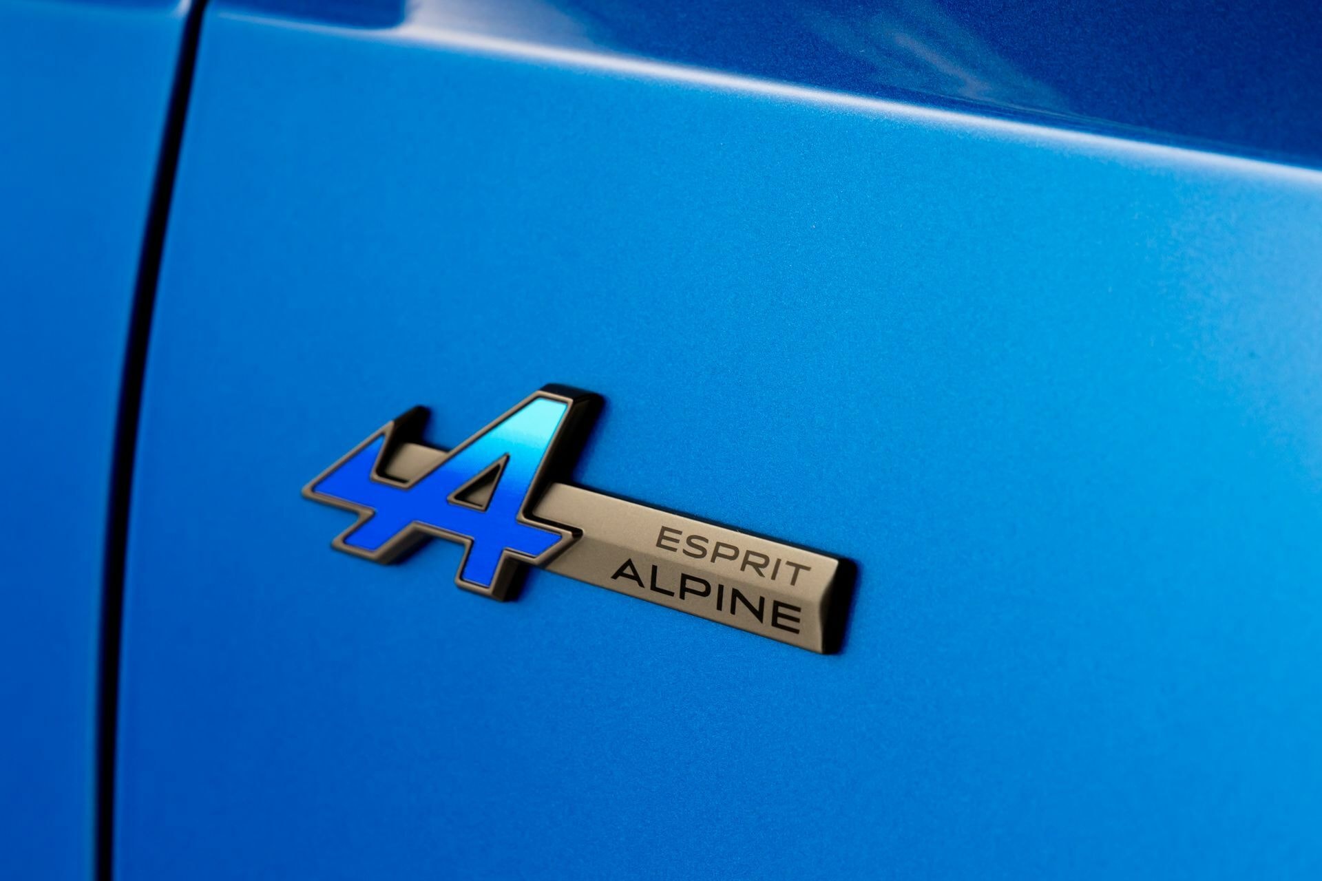 Emblema distintivo que refleja la línea Alpine de Renault.