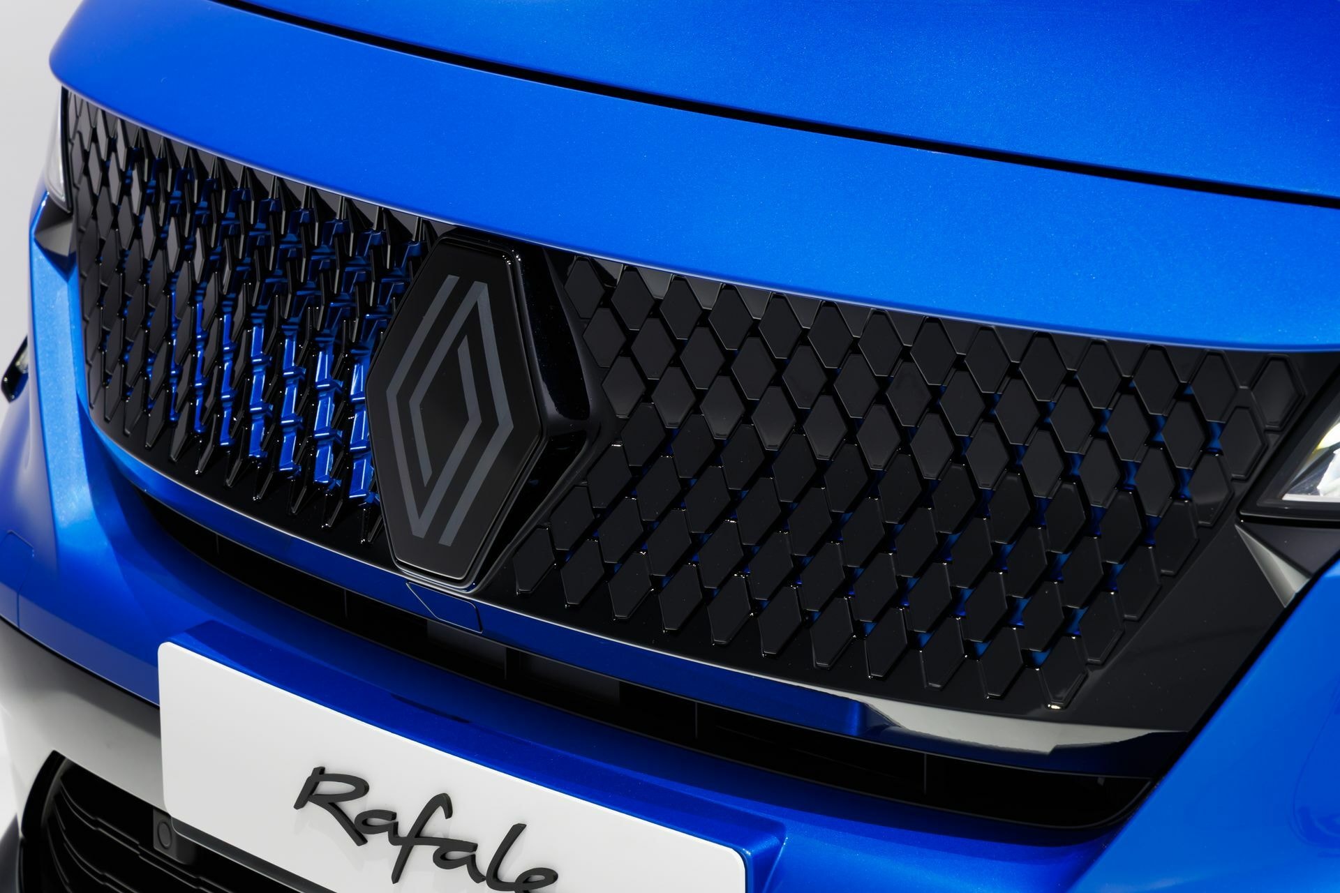 Detalle de la parrilla con el emblema y nombre del modelo Renault Rafale.