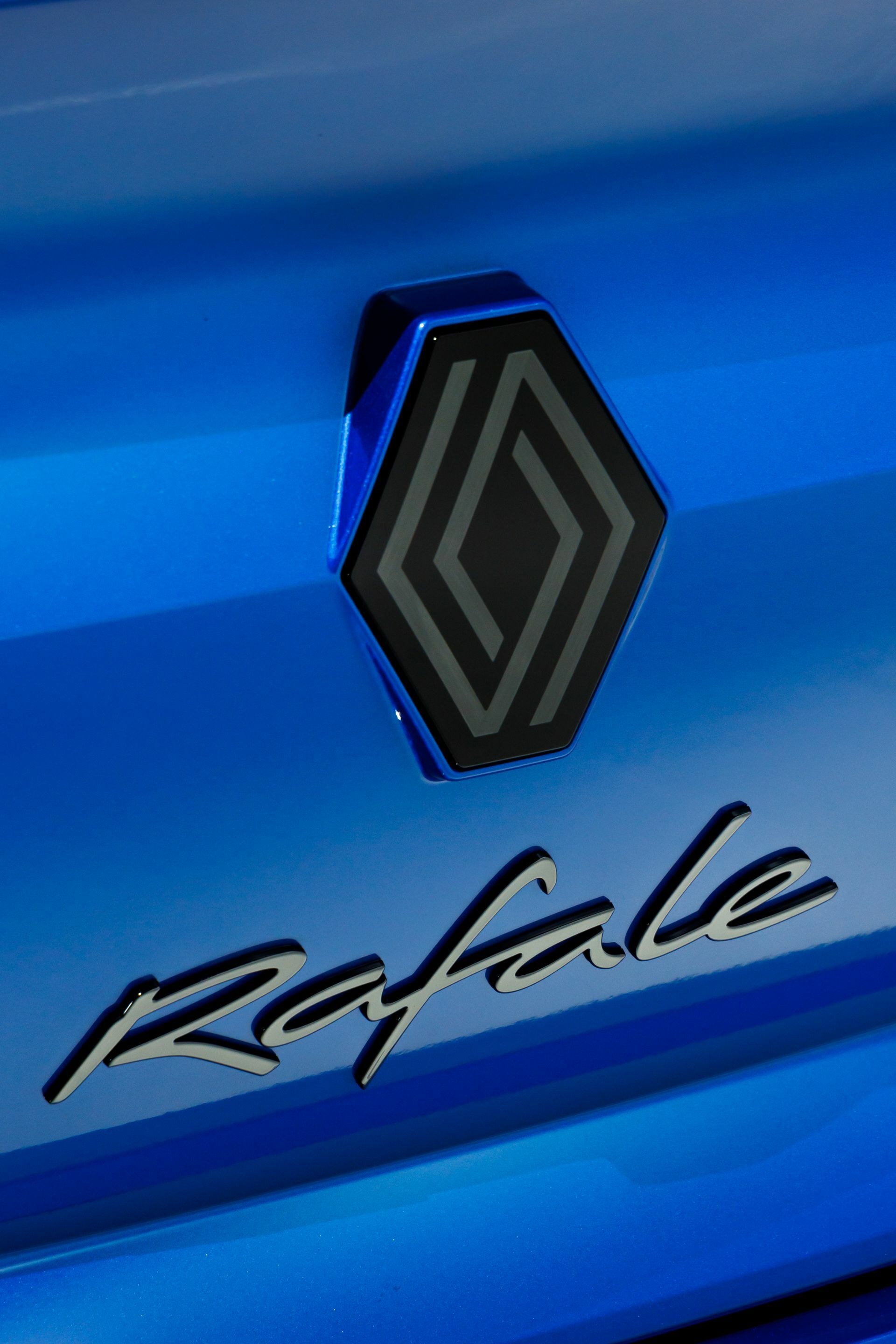 Detalle del emblema de Renault y nombre del modelo Rafale en la carrocería.