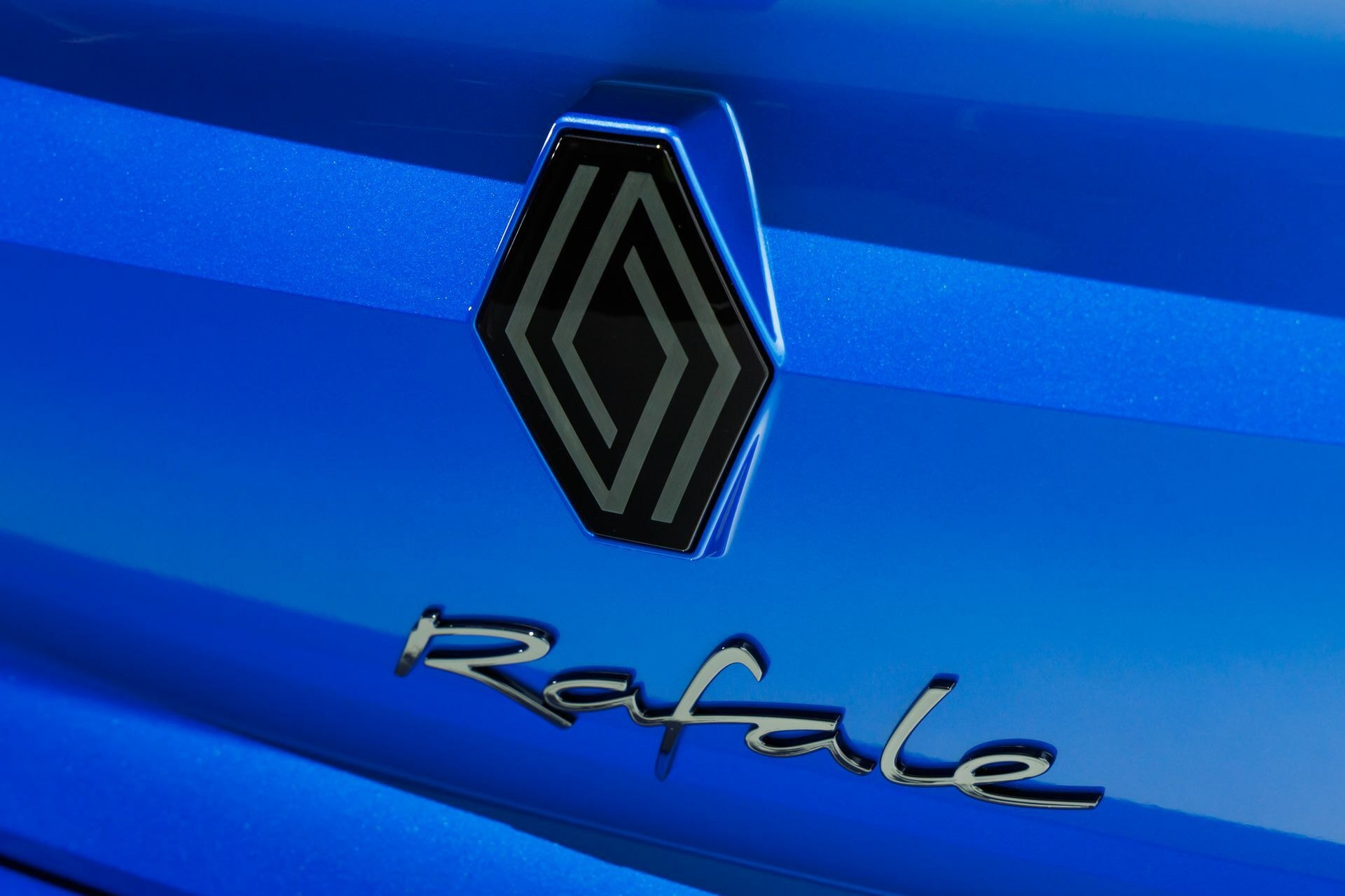 Imagen que muestra con claridad el emblema de Renault y el nombre del modelo Rafale.