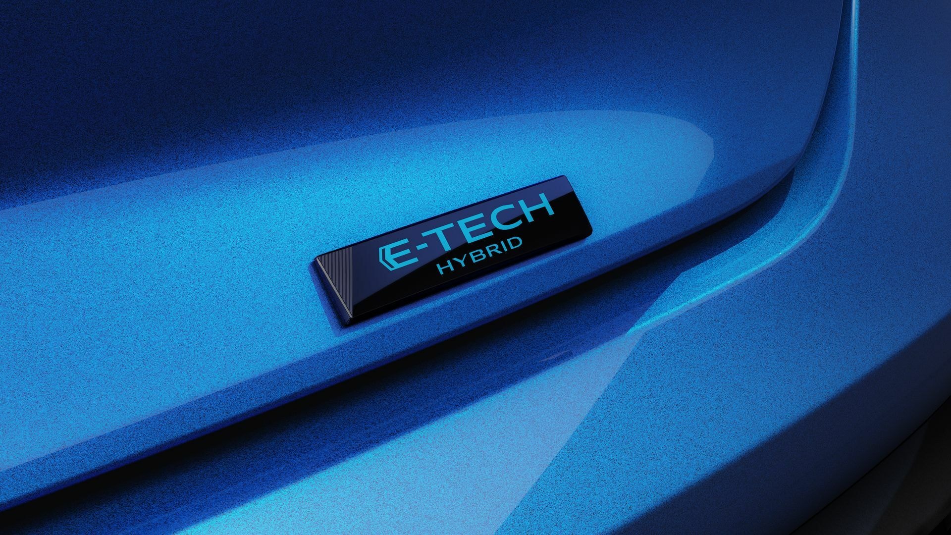 Primer plano del emblema que indica la tecnología híbrida del vehículo.