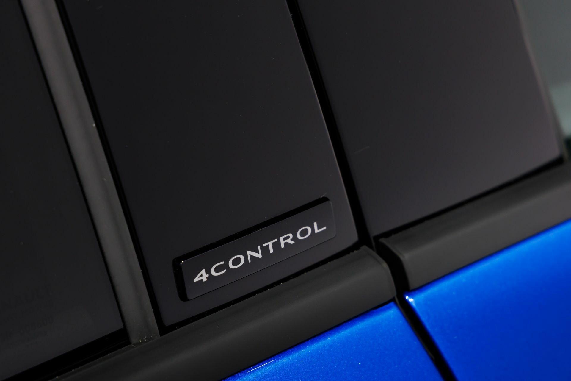 Detalle de la etiqueta 4Control en el vehículo, indicativo del sistema de control de tracción.