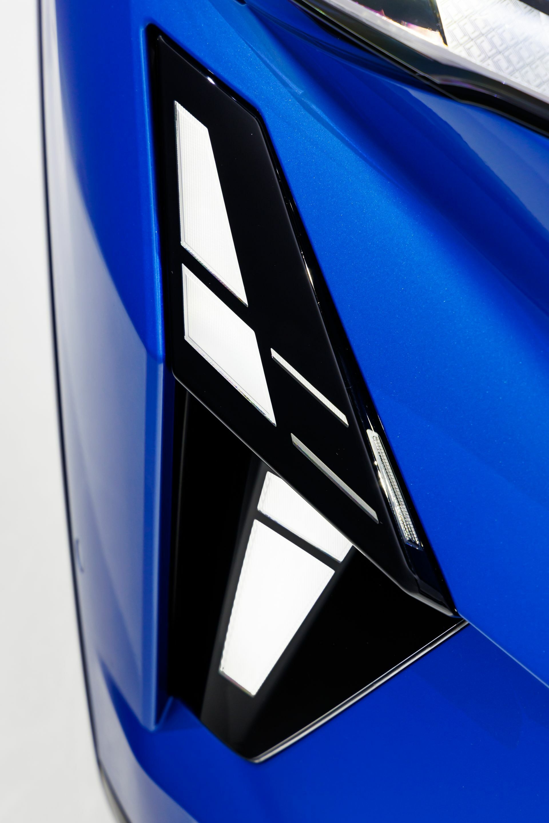 Primer plano de uno de los faros LED del Renault Rafale, destacando su diseño angular.