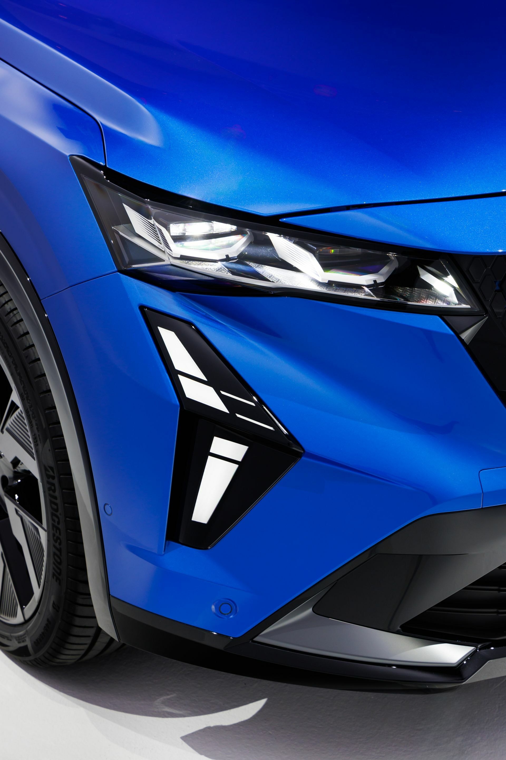 Diseño de los faros LED delanteros destacando en el modelo Renault Rafale.