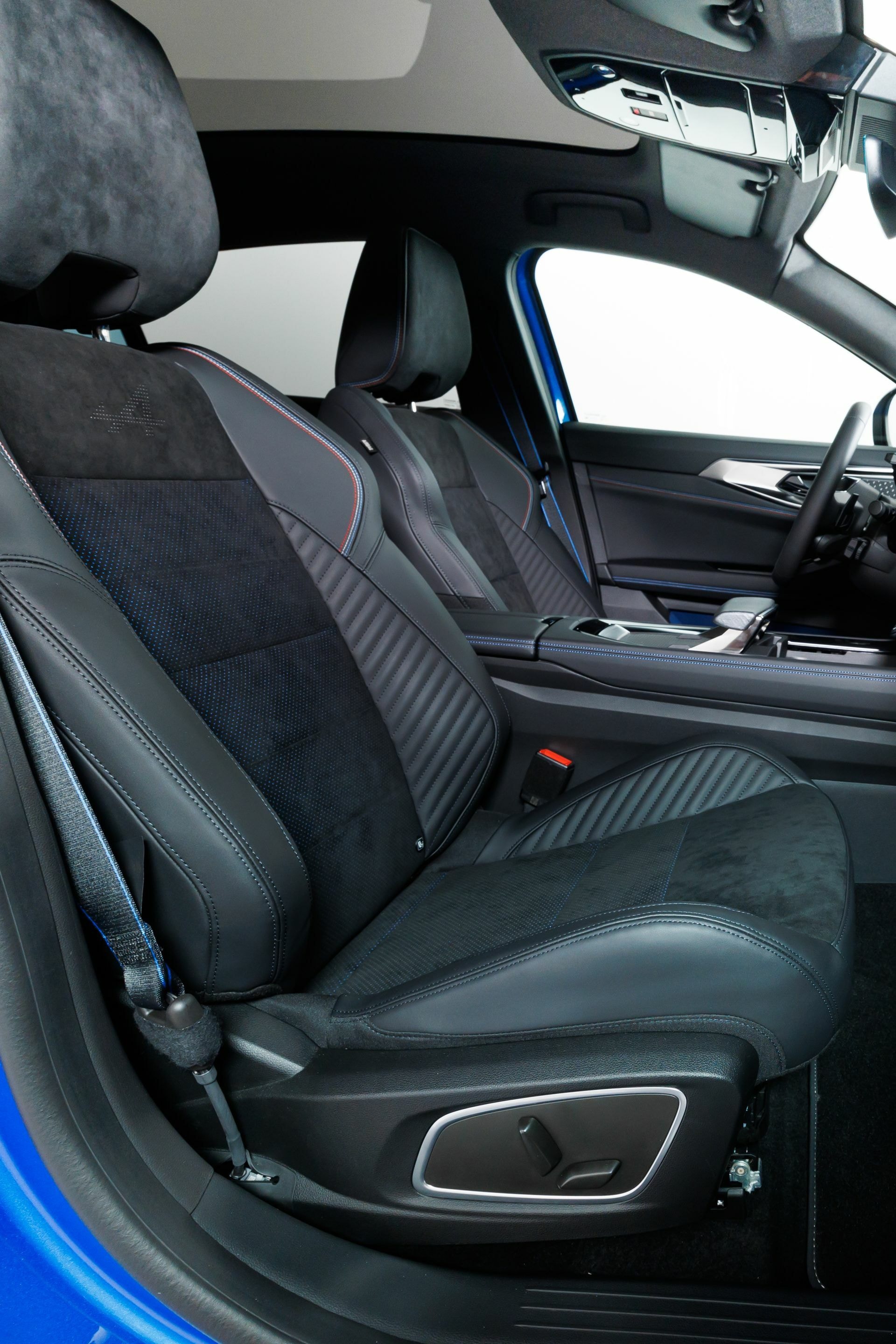 Asientos ergonómicos con tapicería premium y costuras destacadas.