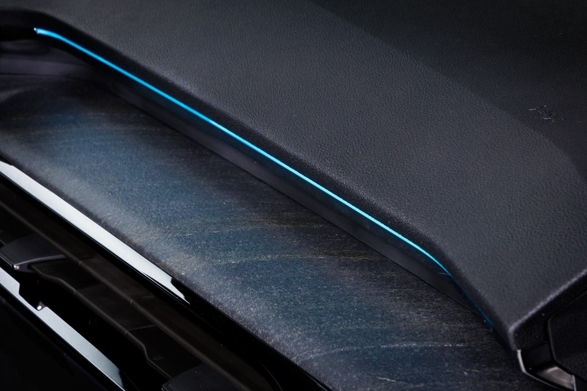 Iluminación ambiental que resalta las líneas del tablero.