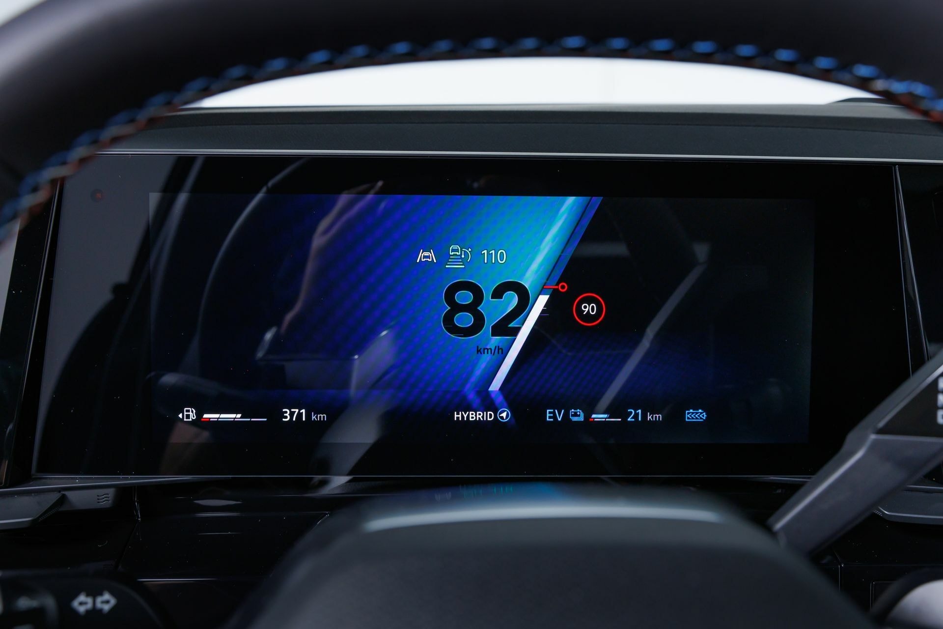 Indicadores de conducción y asistencia en pantalla digital.
