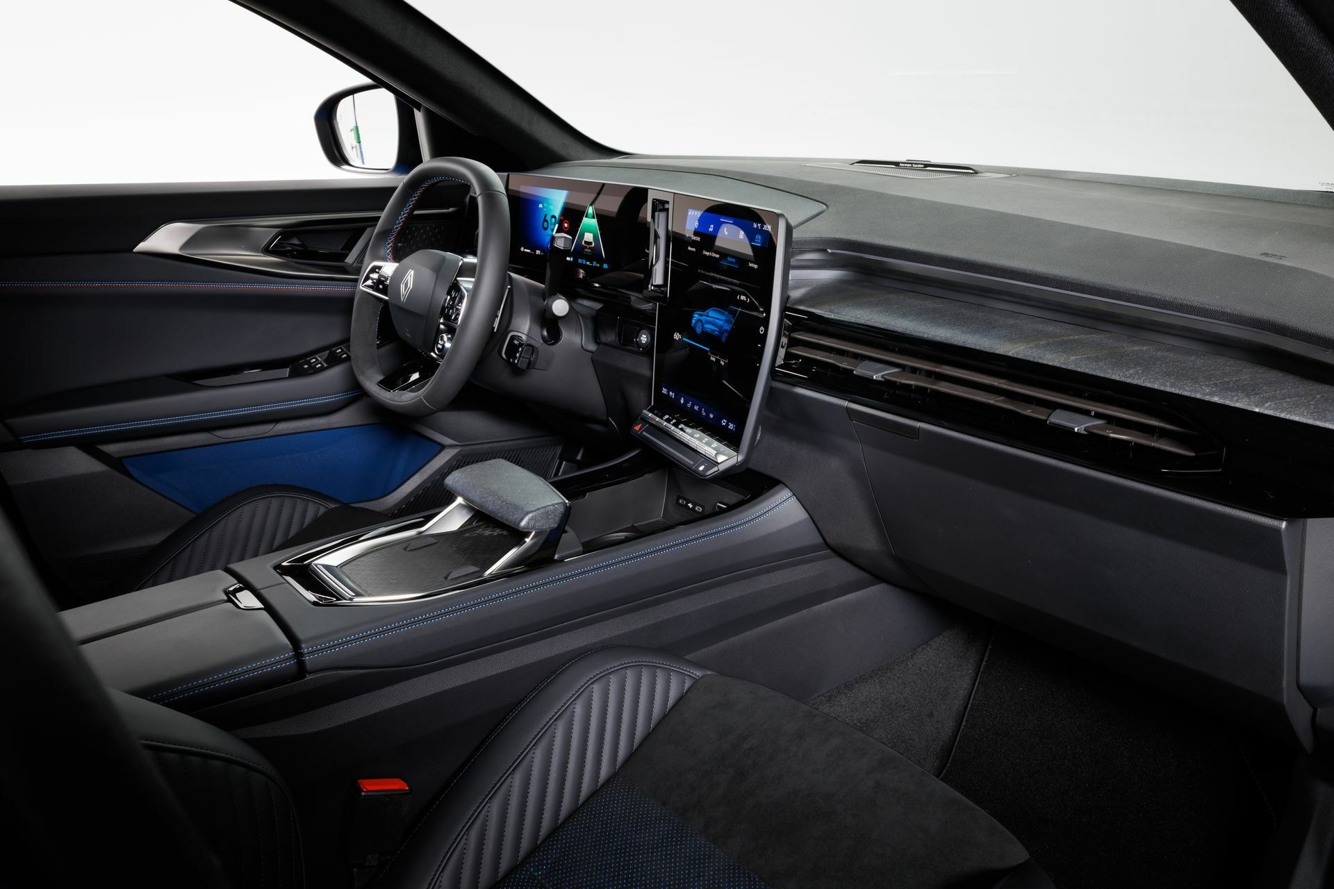 Vista panorámica del interior, destacando el espacio y comodidad de la cabina.