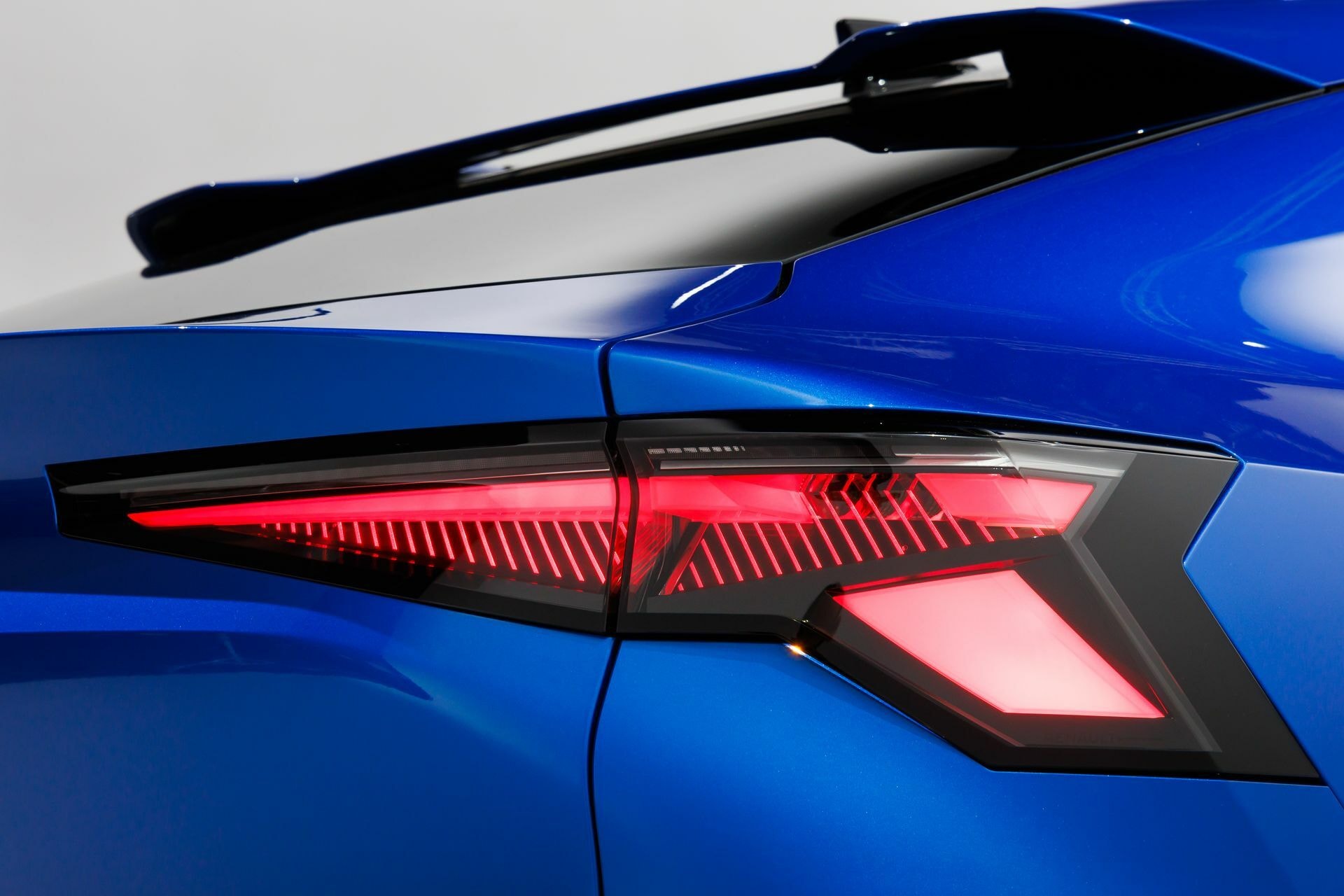 Close up de la luz trasera LED del Renault Rafale, resaltando su firma luminosa distintiva.