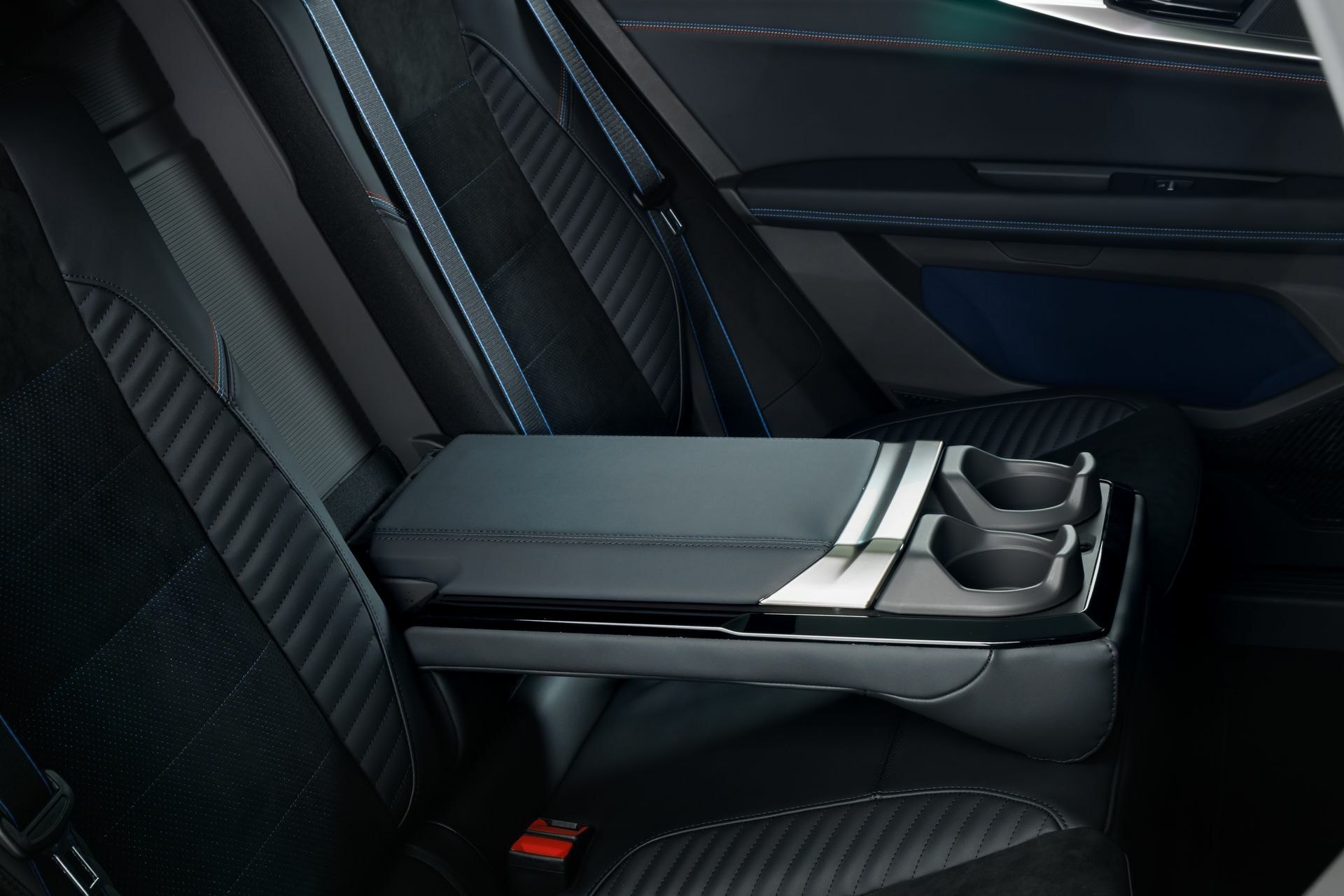 Mesa abatible ubicada en la parte trasera del Renault Rafale, ideal para viajes.