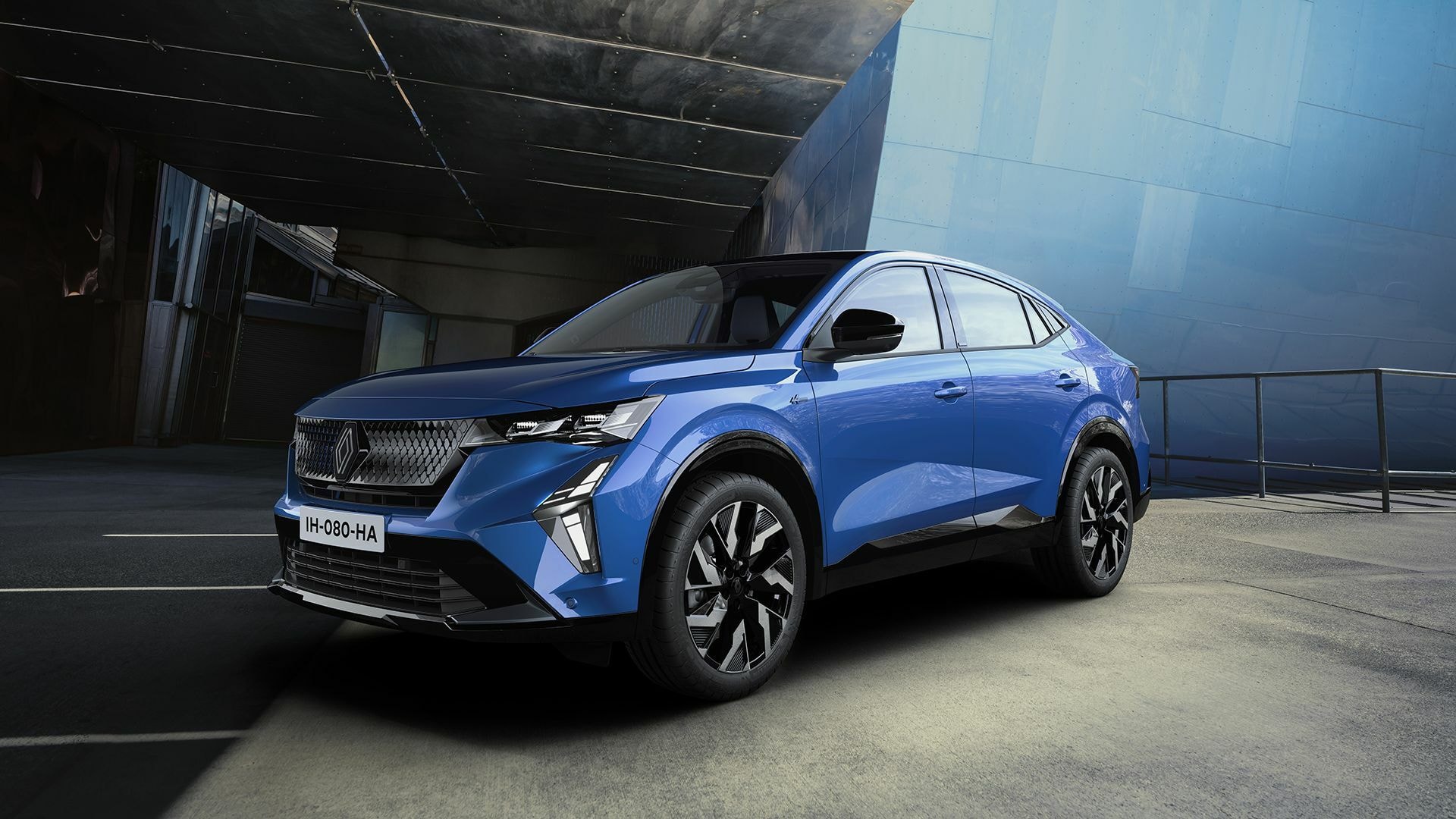 Renault Rafale en tono azul destacando su diseño frontal y líneas laterales.