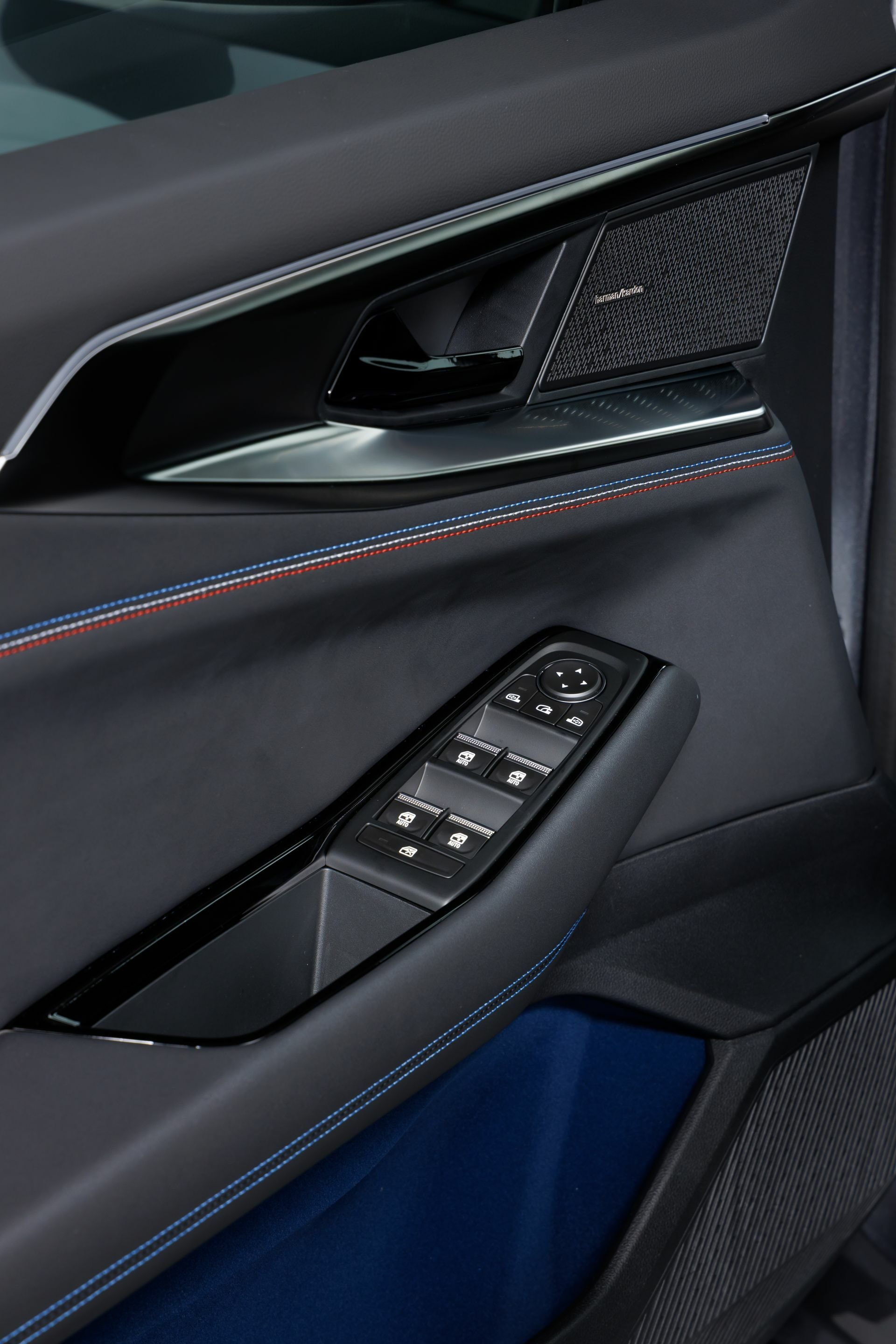 Un primer plano de los controles de la puerta y acabados de calidad.