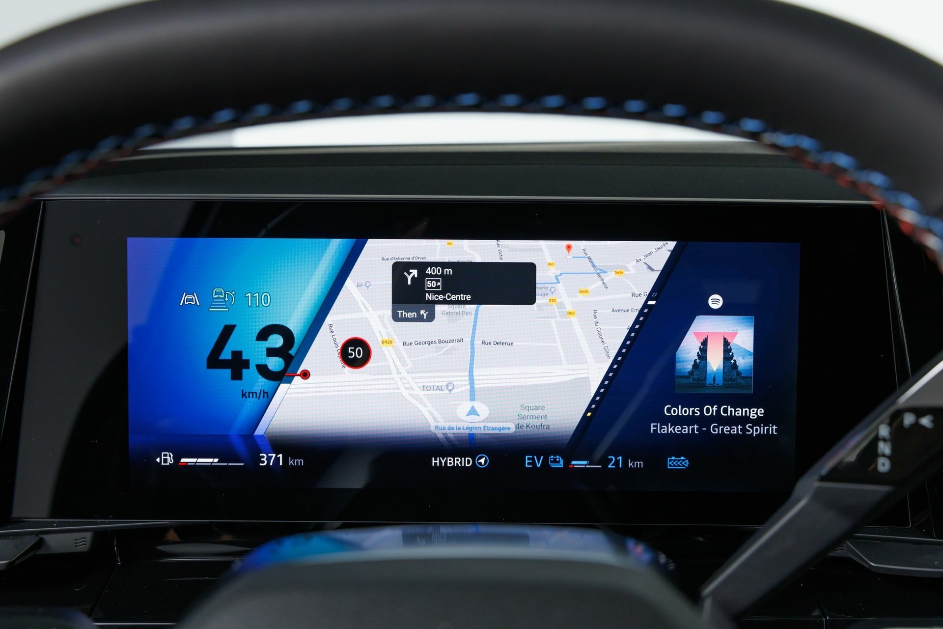 Pantalla de instrumentación digital mostrando el mapa de navegación.