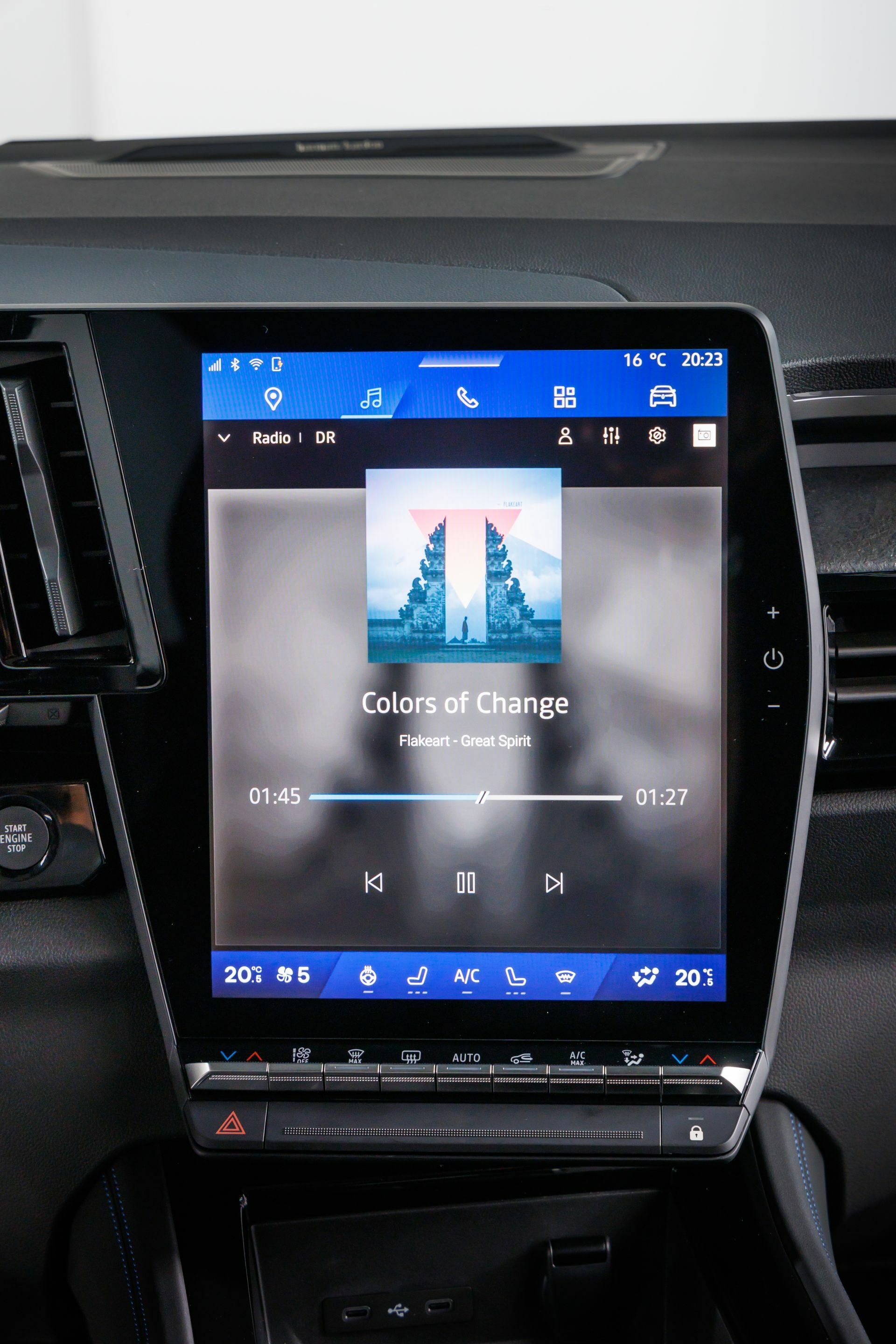 Sistema de entretenimiento con pantalla táctil en el Renault Rafale.