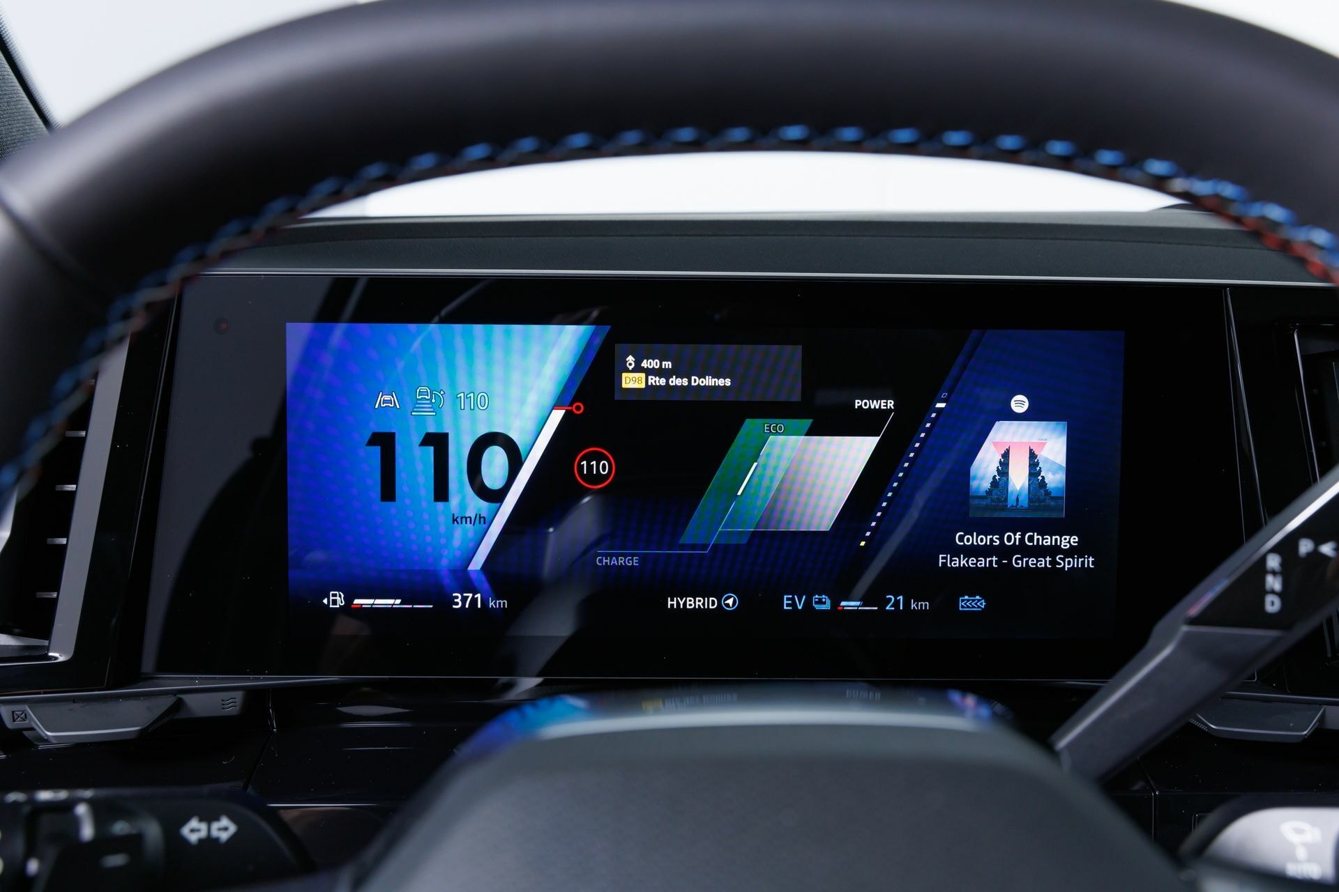 Visualización de la velocidad y la navegación en pantalla digital.