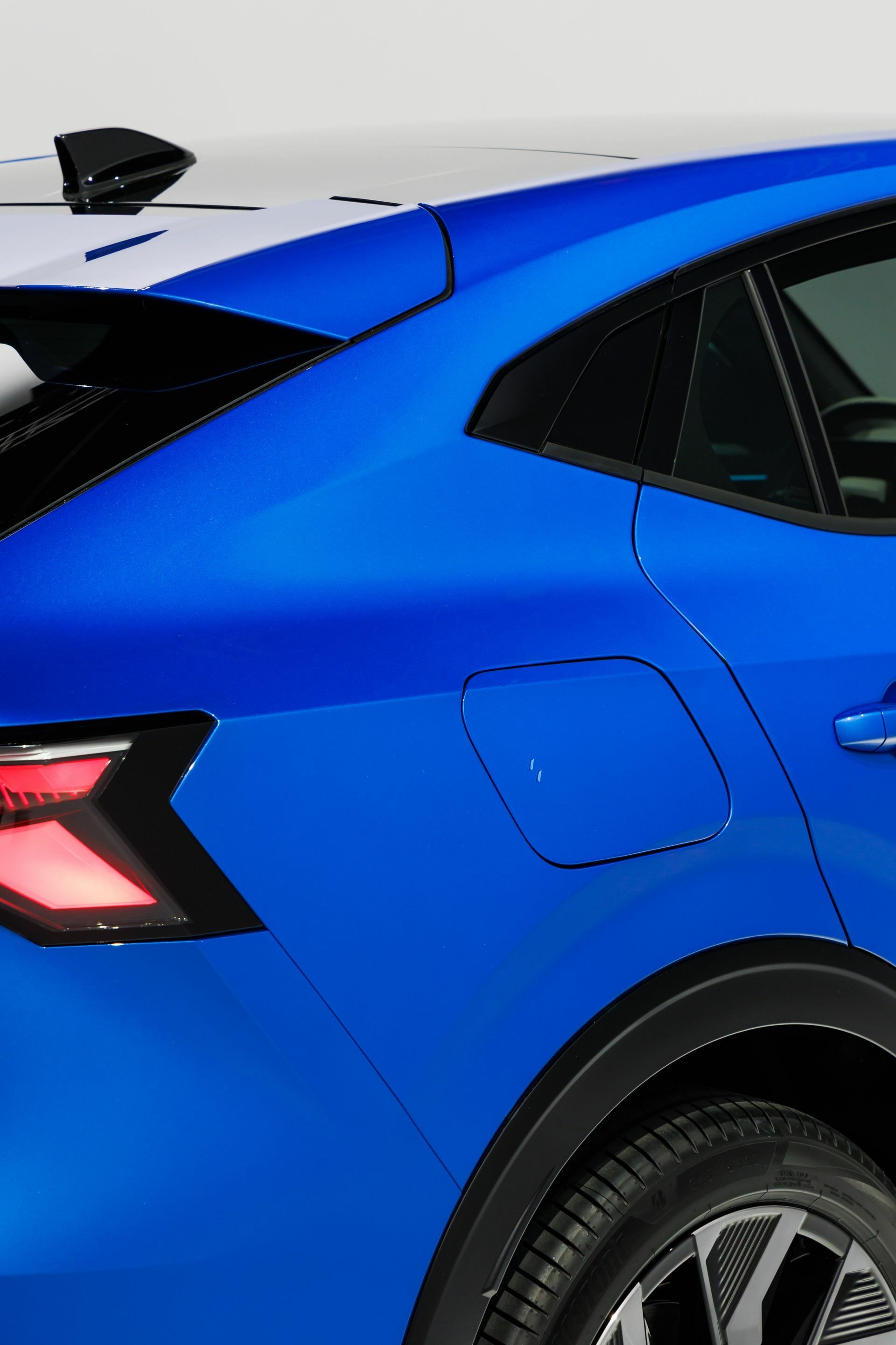 Perfil trasero del Renault Rafale enfocando en su arquitectura dinámica y ópticas.