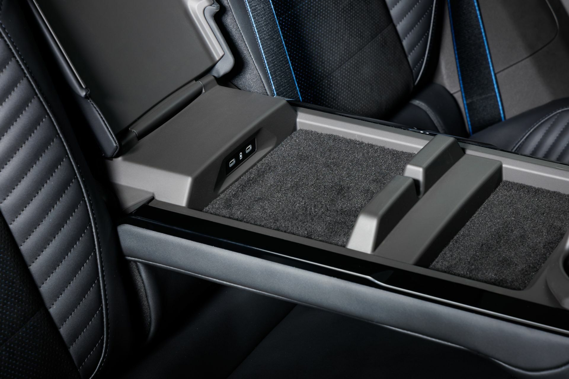 Detalle de las plazas traseras con salidas de aire y puertos USB en Renault Rafale.