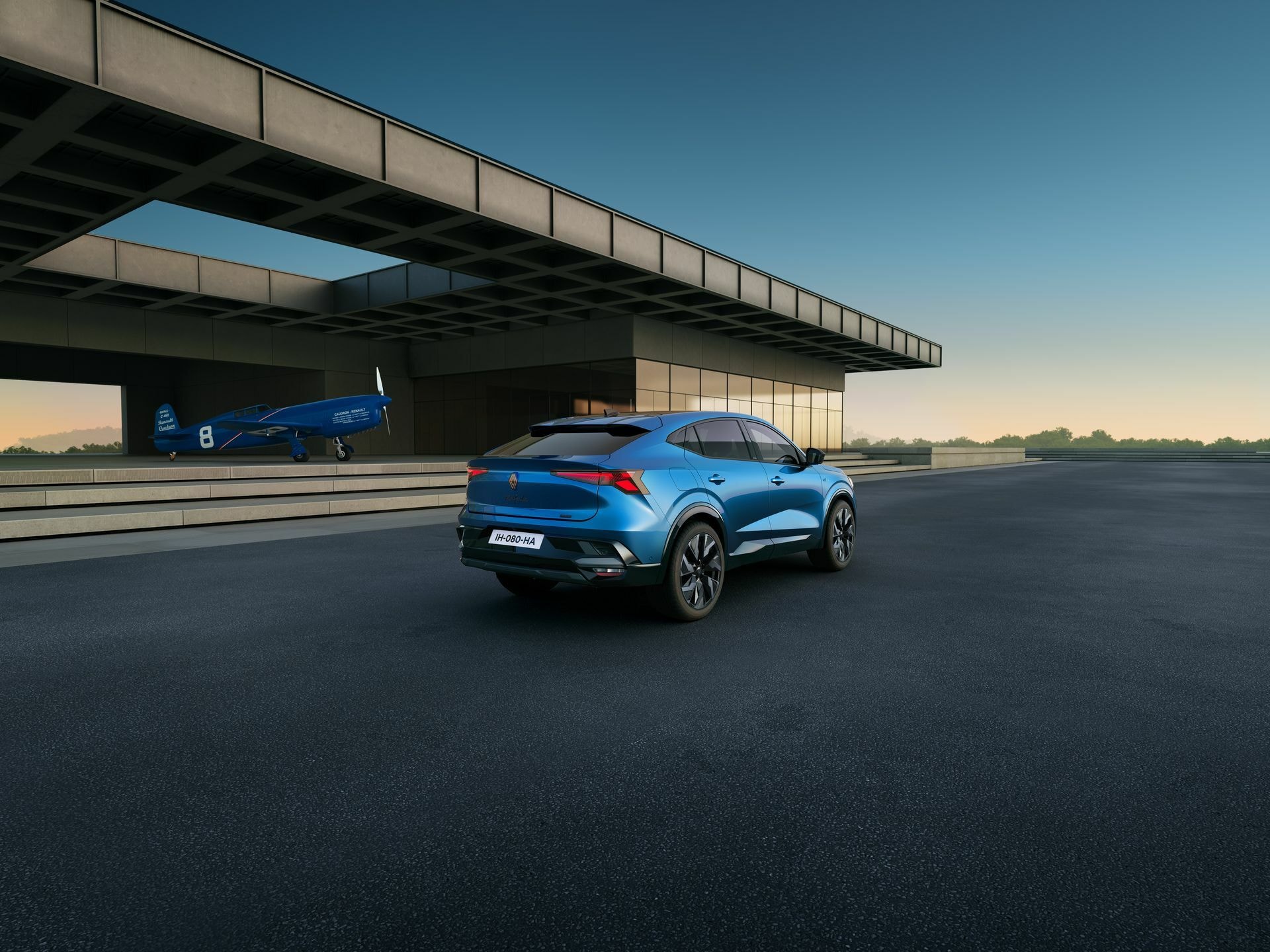 Vista trasera y lateral que muestra la modernidad y líneas aerodinámicas del diseño del Renault Rafale.