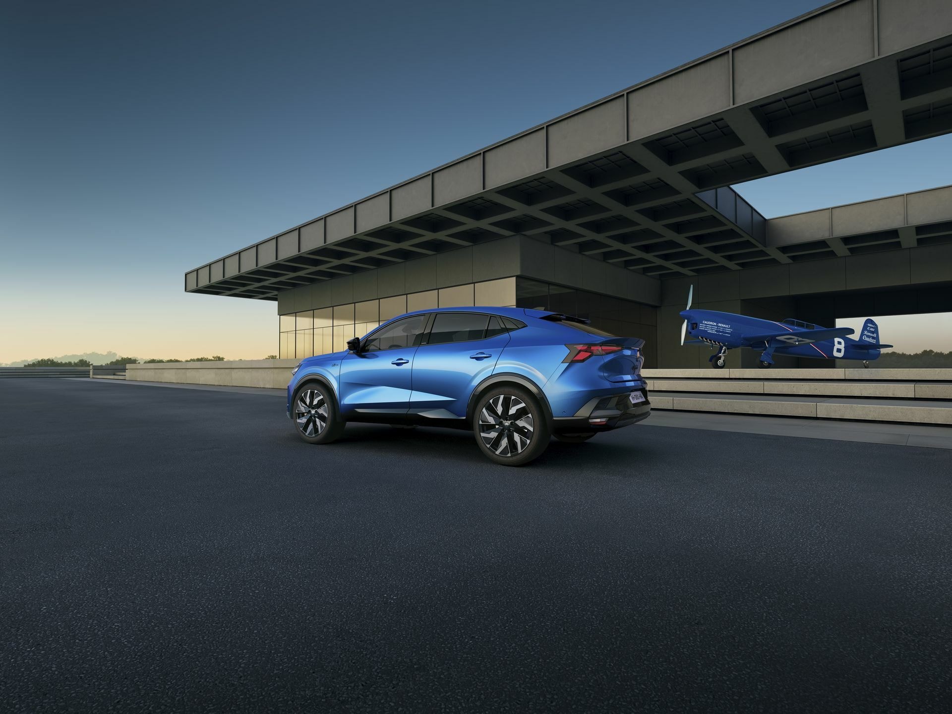 Vista lateral que muestra las líneas dinámicas y elegancia del Renault Rafale.