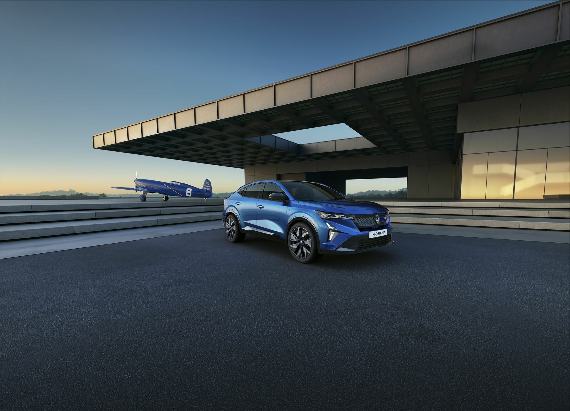 Vista lateral del Renault Rafale que combina elegancia y diseño urbano.