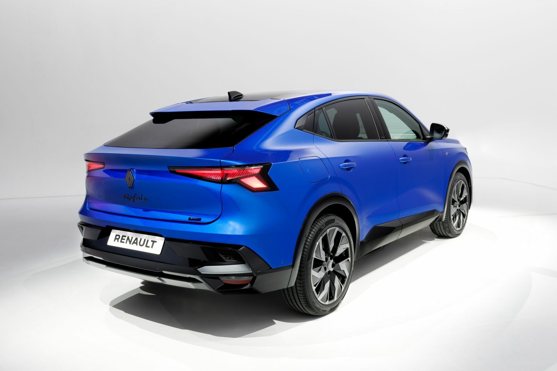 Ángulo que muestra la armonía entre las líneas y curvas de la carrocería.