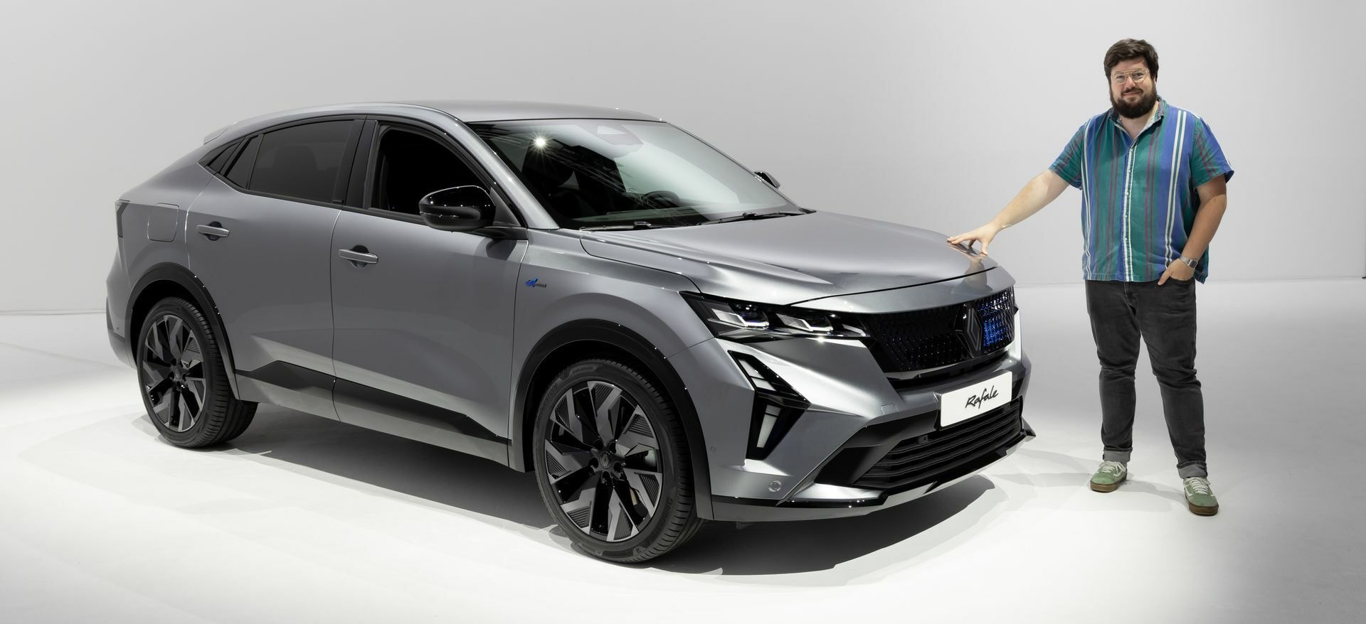 Presentación del Renault Rafale destacando su línea moderna y estilizada.