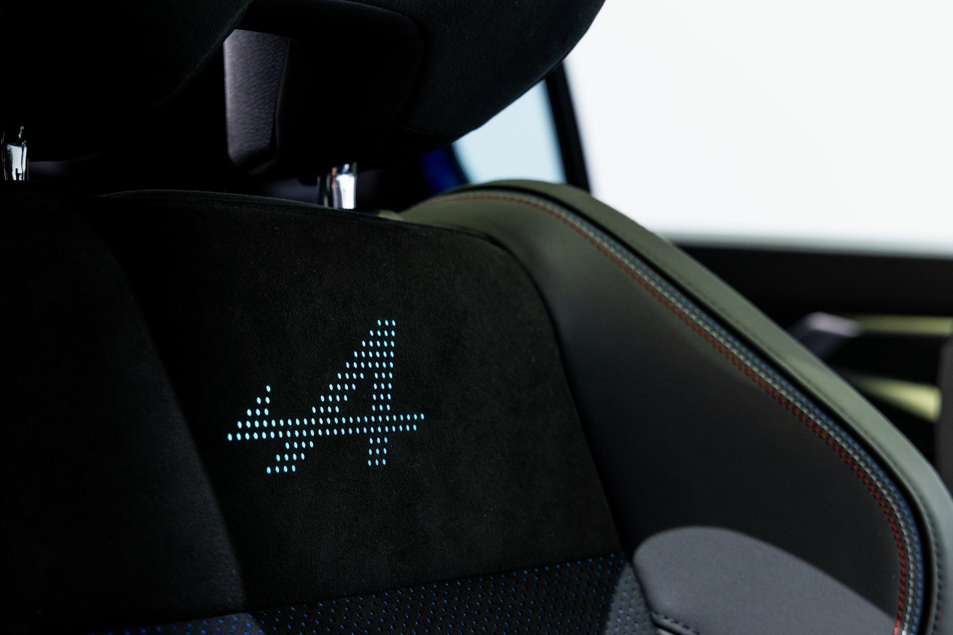 Reposacabezas con el logotipo Alpine, sinónimo de deportividad.