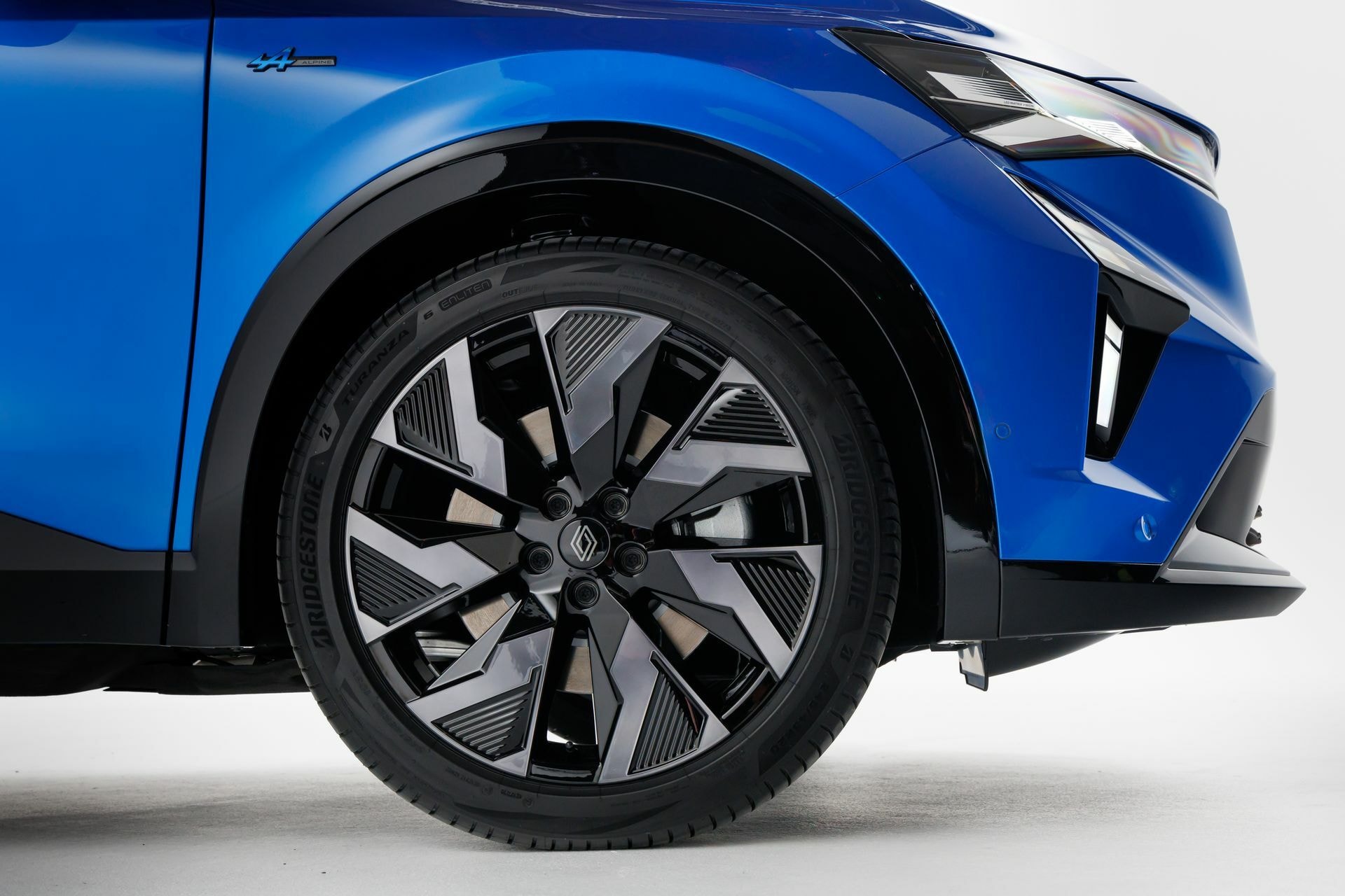 Llantas de aleación con diseño específico que resaltan el perfil lateral.