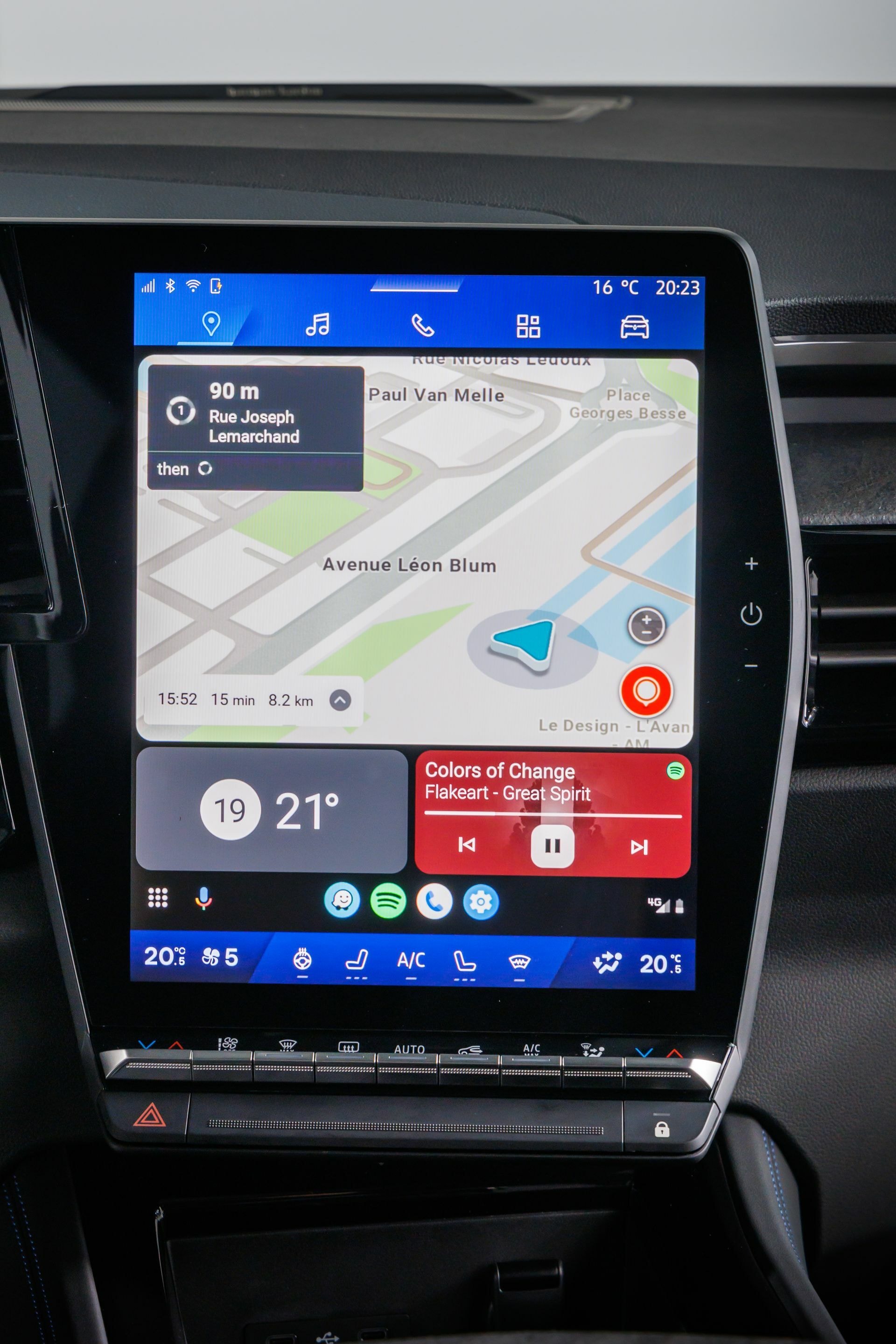 Centro de control táctil con sistema de navegación e infotainment.
