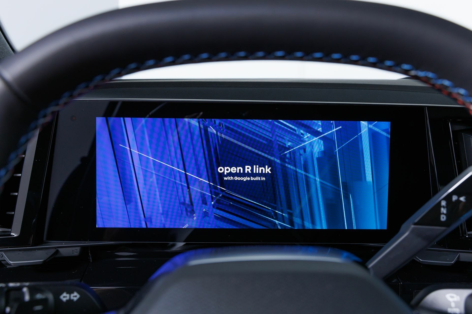 Pantalla del sistema de infotainment con interfaz de usuario gráfica.