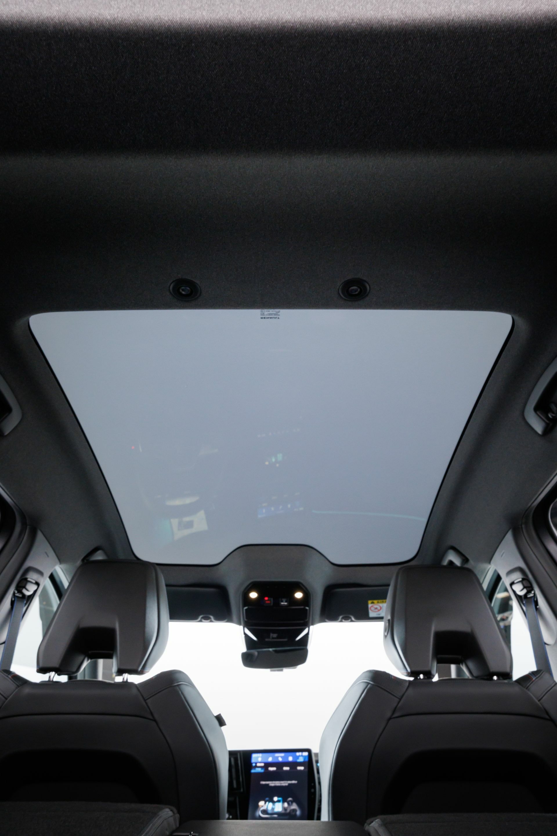 Vista del techo panorámico que aporta luminosidad al habitáculo.