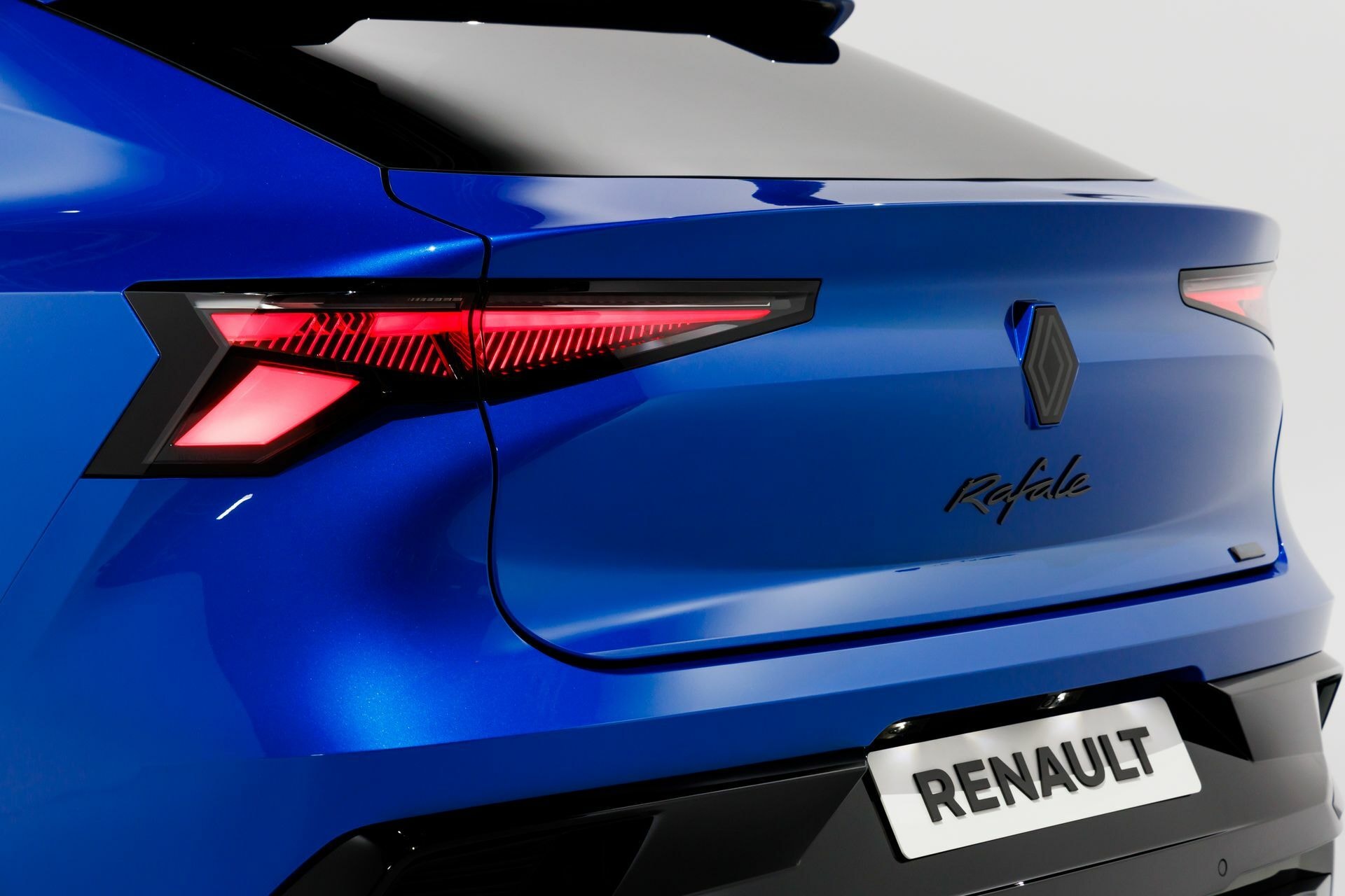 Vista de la parte trasera del Renault Rafale, mostrando luces, spoiler y emblema.
