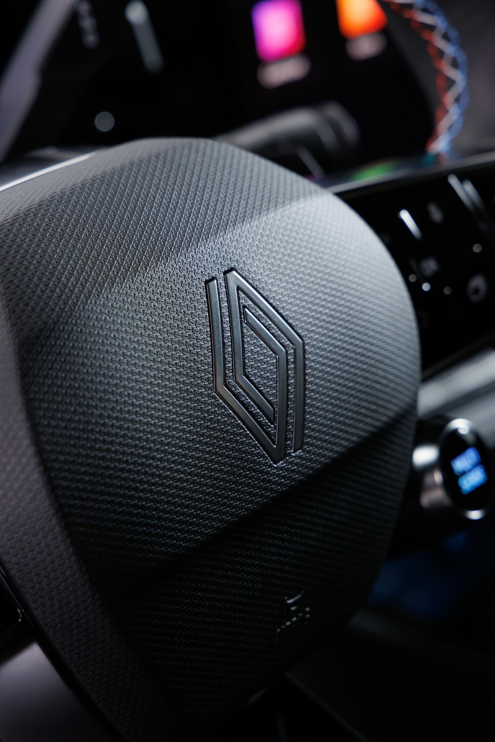 Detalle del acabado del volante, con el emblema de Renault.
